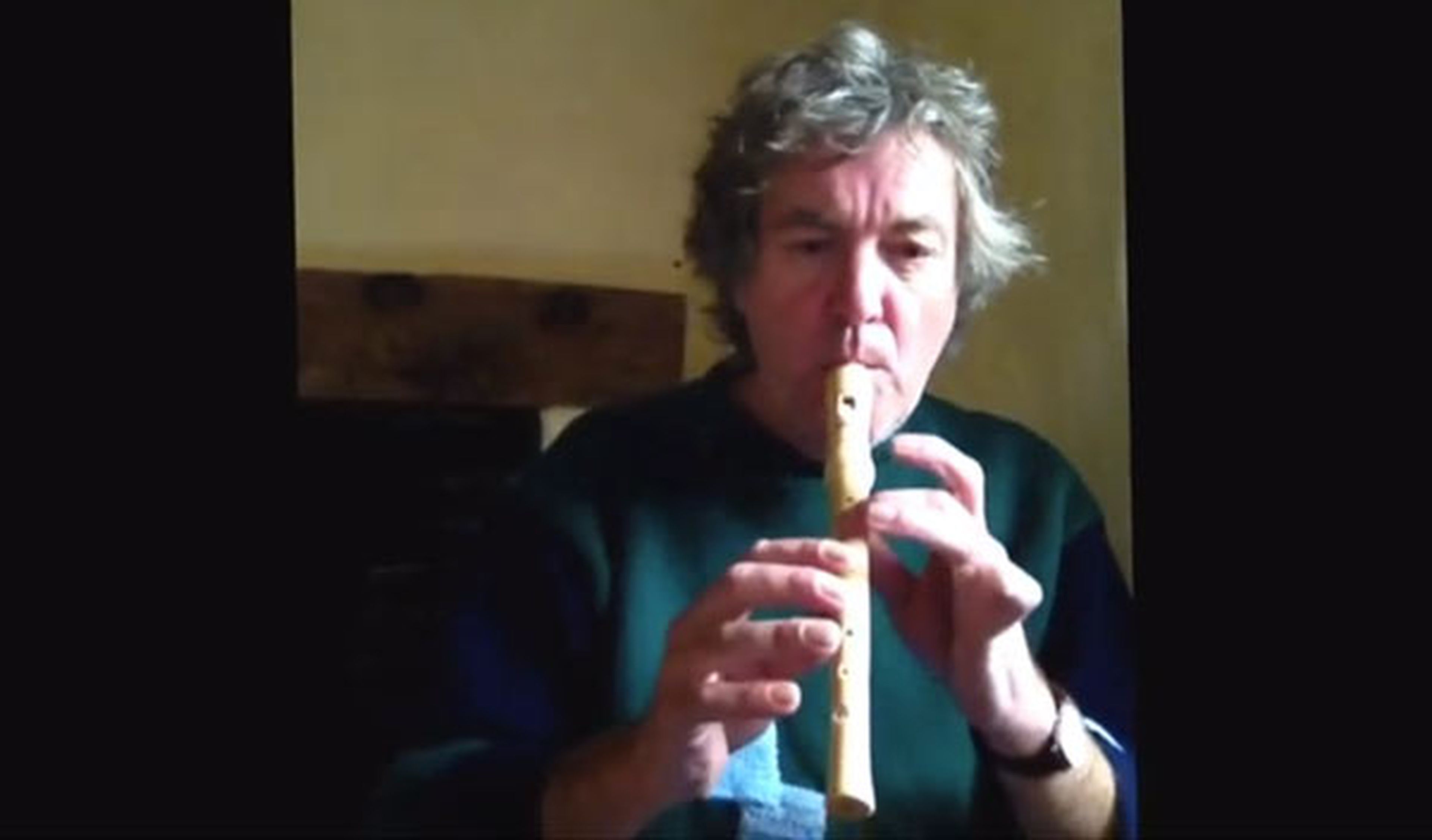 James May en su nueva ocupación: ¡tocar la flauta!