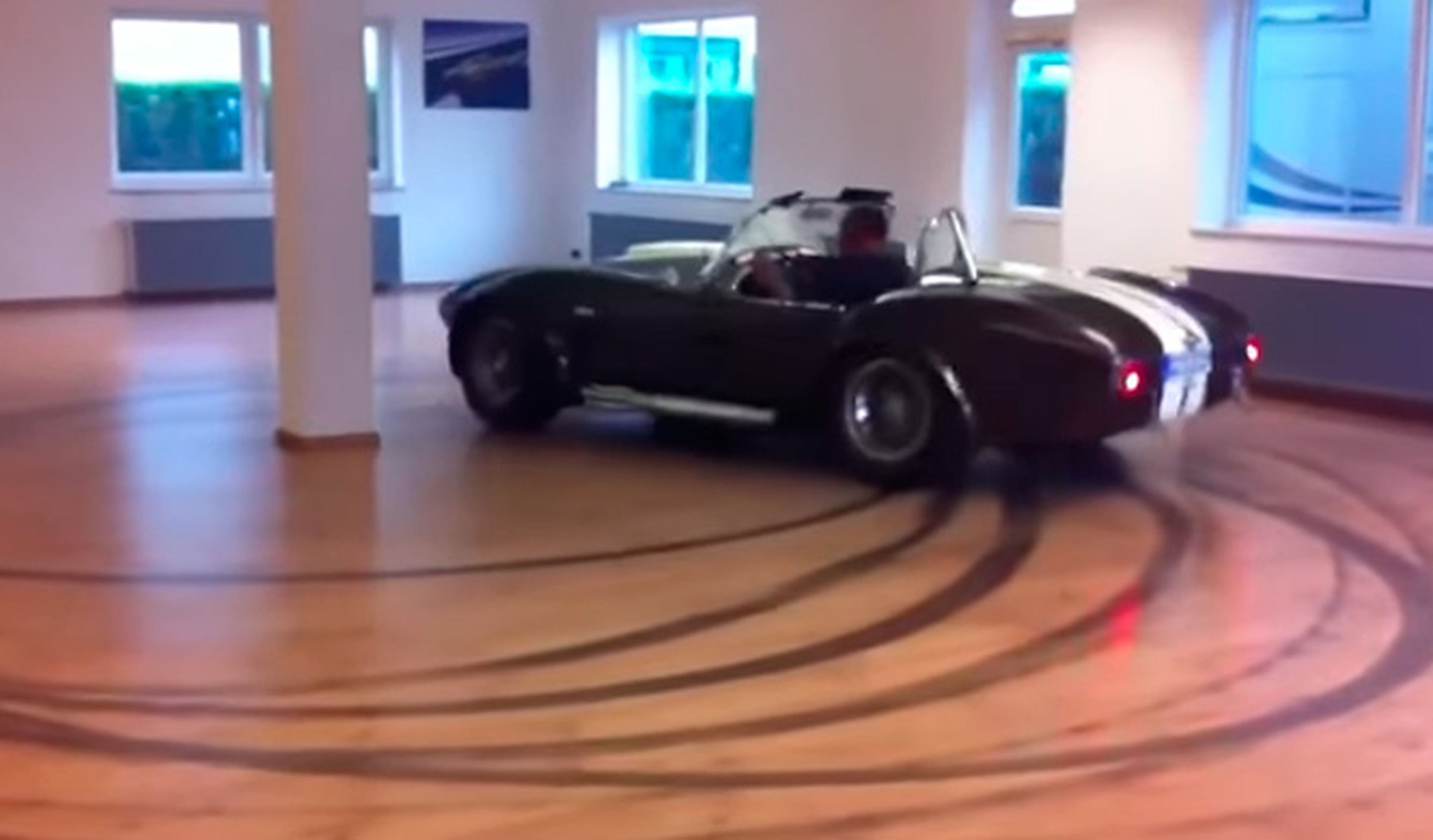Vídeo: así derrapa un Shelby Cobra dentro de una habitación