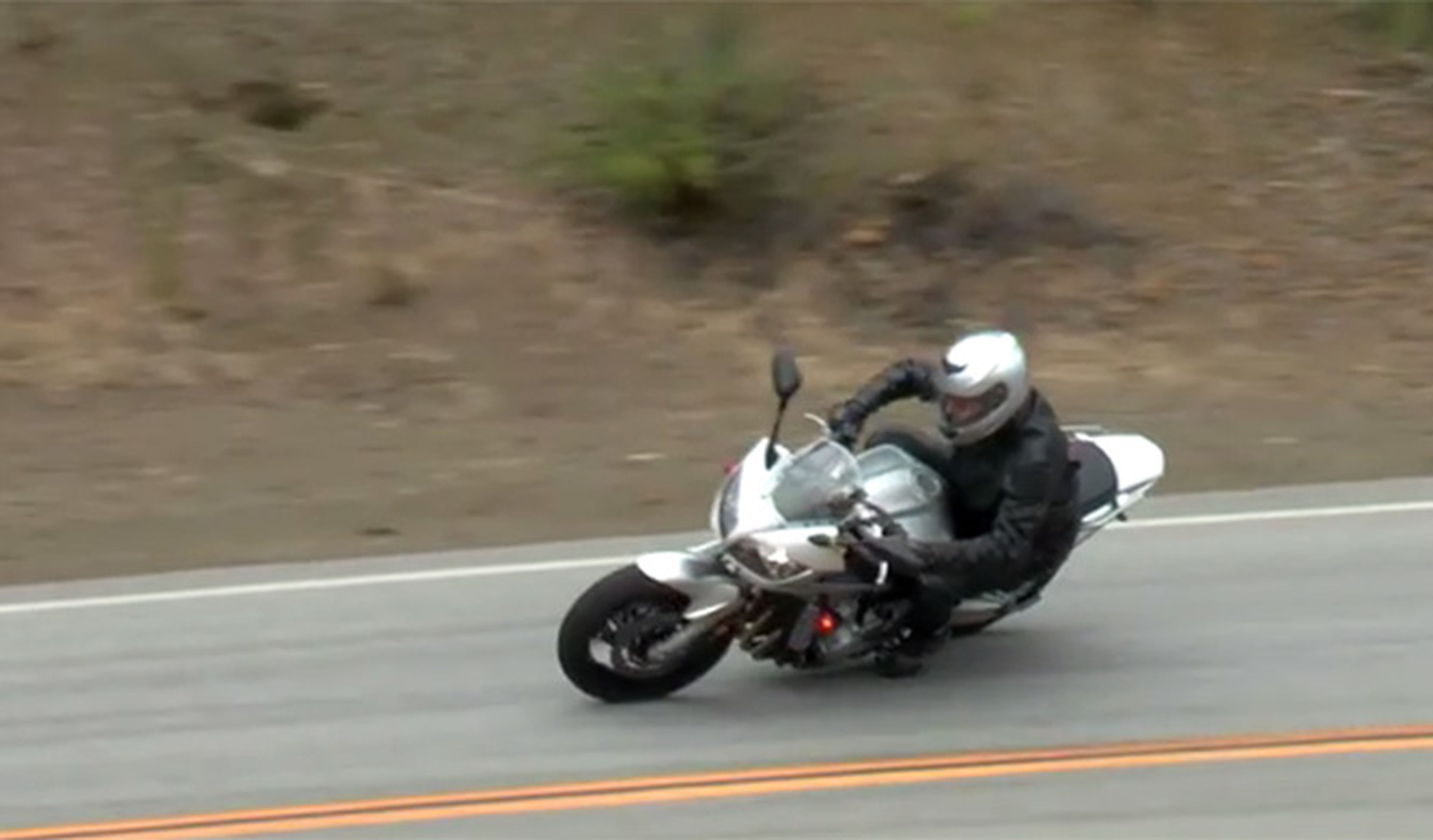 Vídeo: Salvada con una Yamaha FZ1 en Mulholland Drive