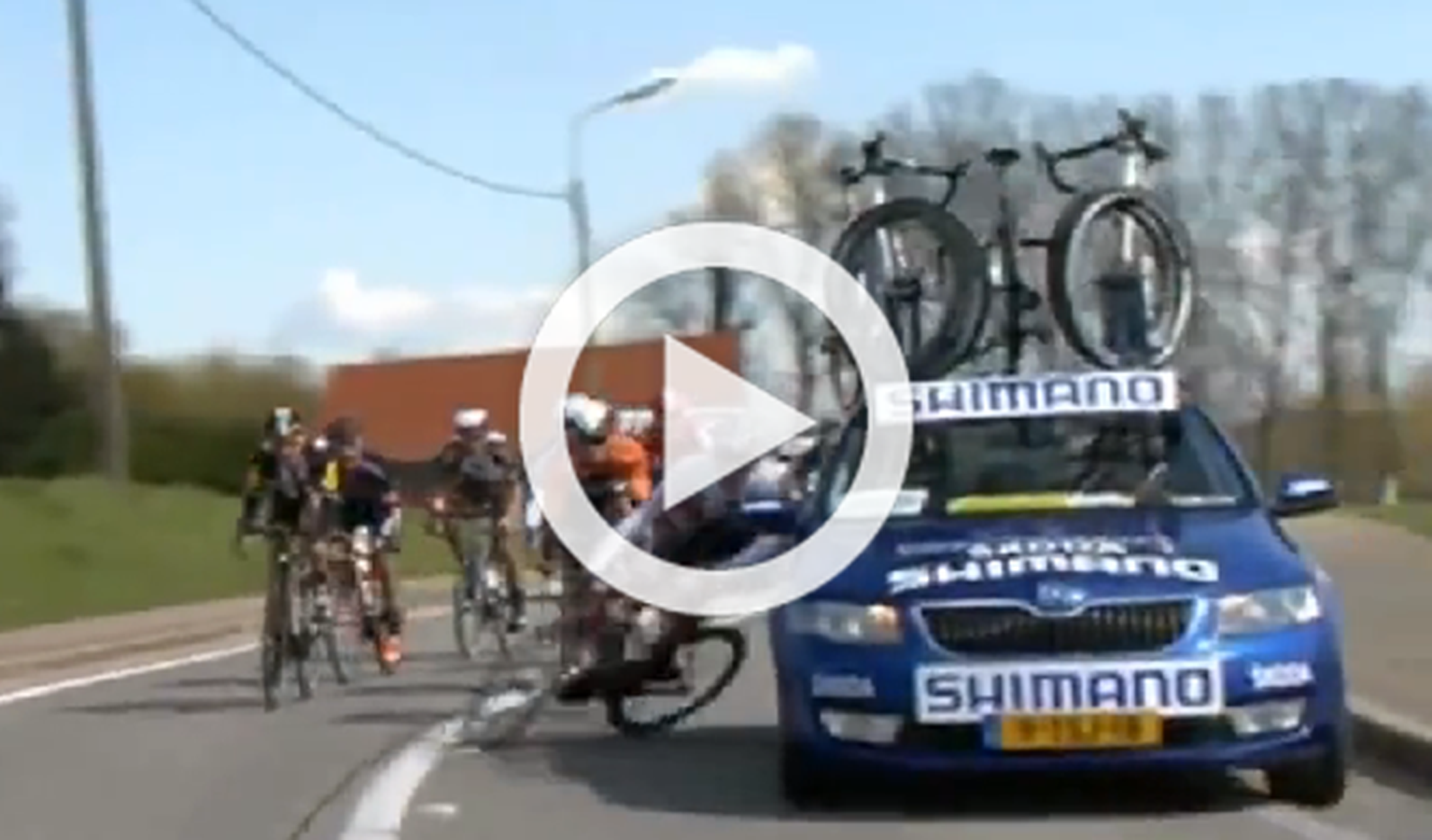 Coche de apoyo atropella a ciclista en el Tour de Flandes