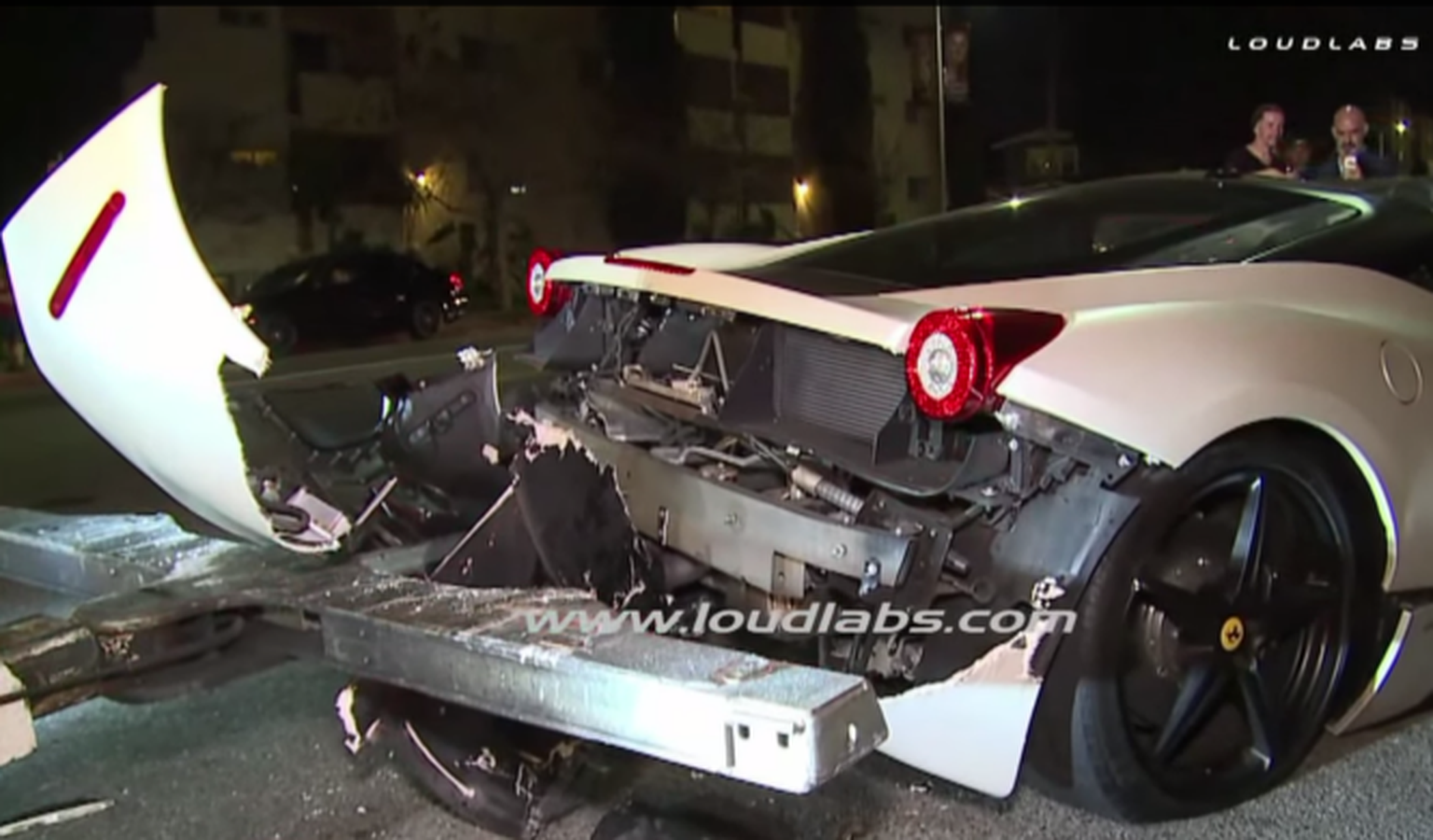 Vídeo: una grúa destroza un Ferrari ya destrozado