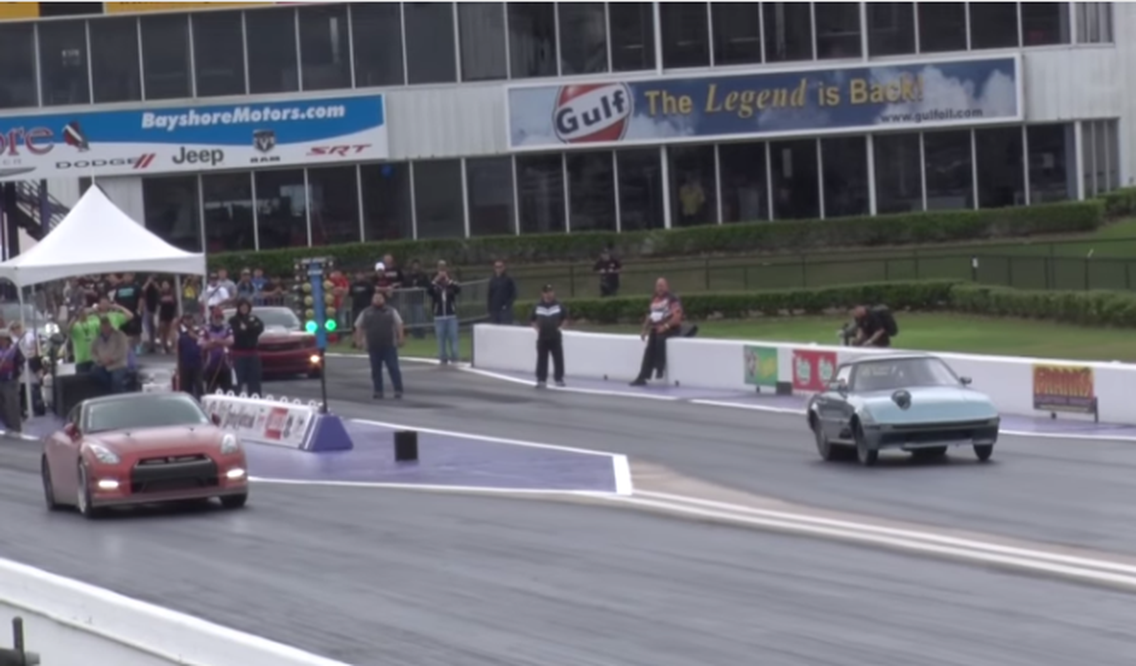 Un Mazda RX-7 choca contra un Nissan GT-R en una drag race