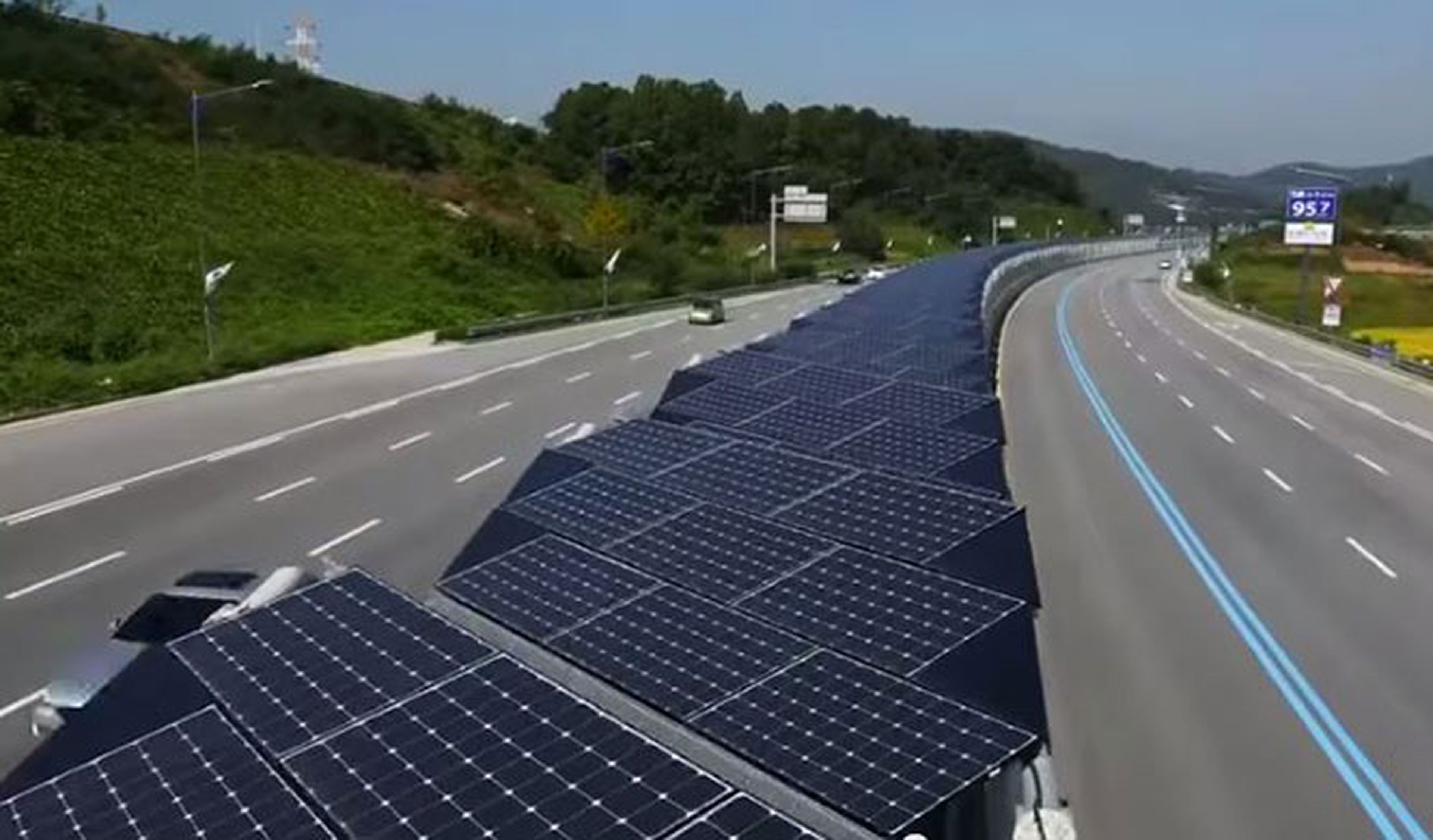 Un carril bici de 32 km con paneles solares en la autopista