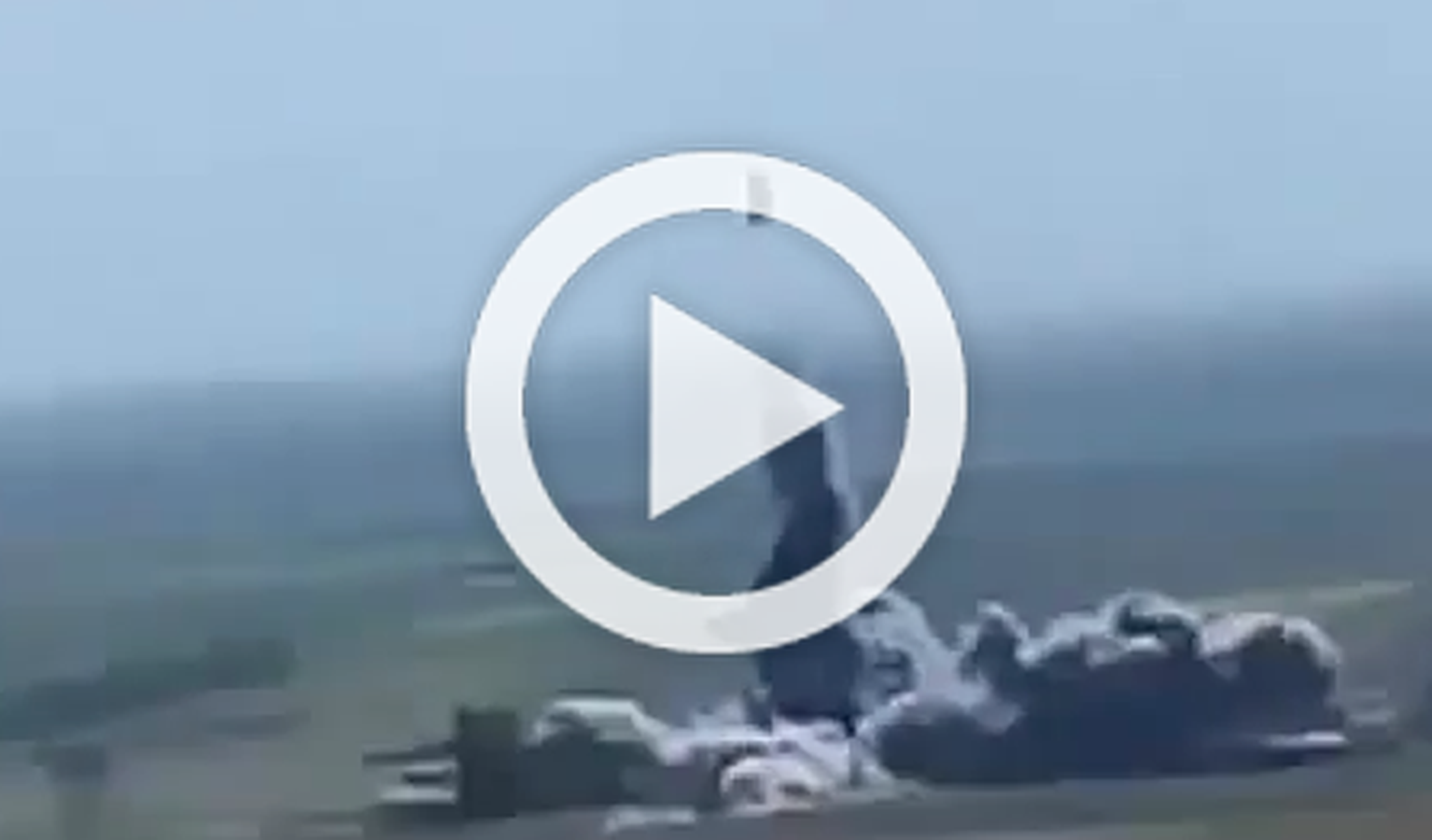 Vídeo: coche pisa una mina y explota a 10 metros del suelo