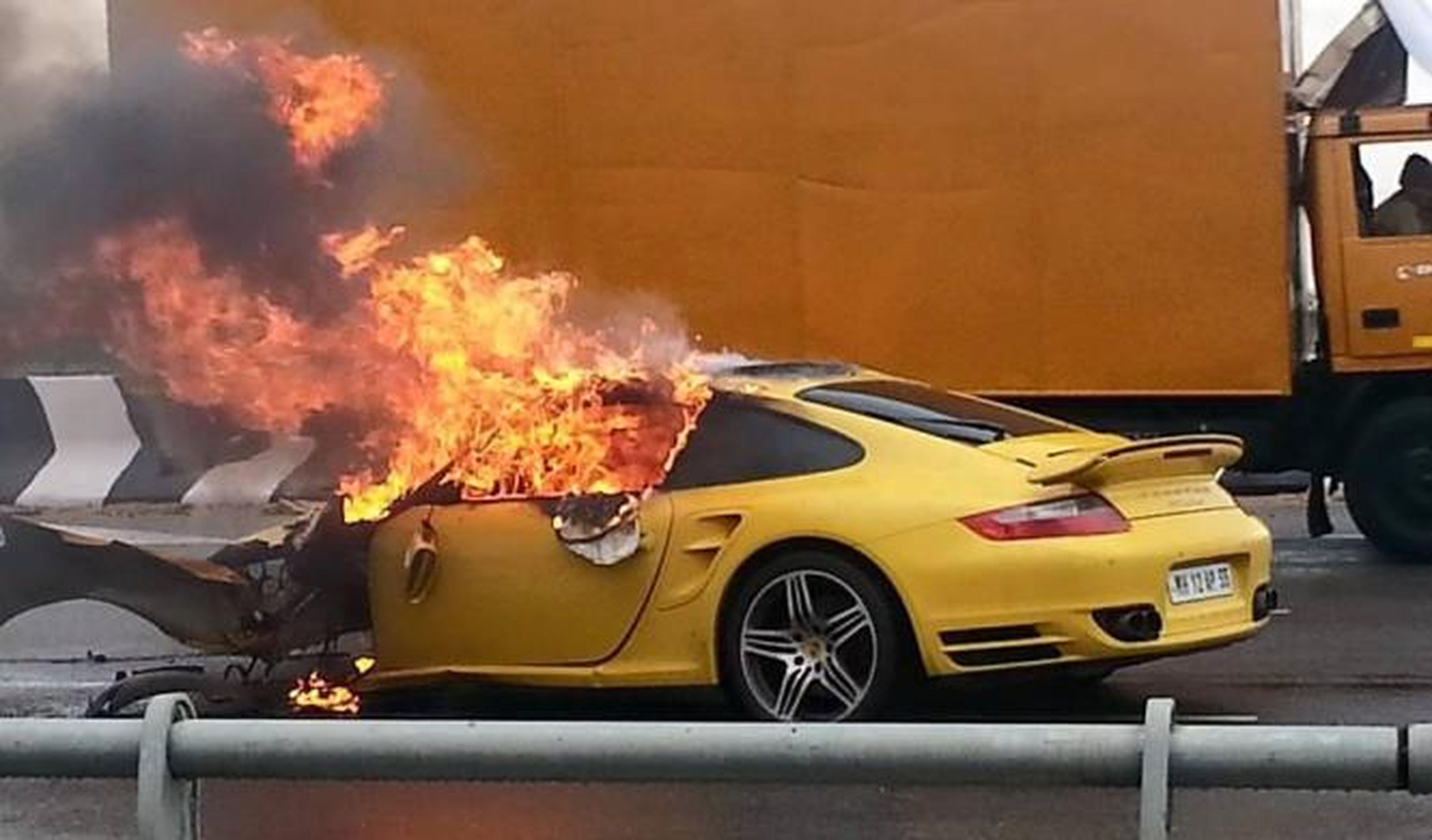 Un Porsche 911 Turbo accidentado acaba ardiendo en la India