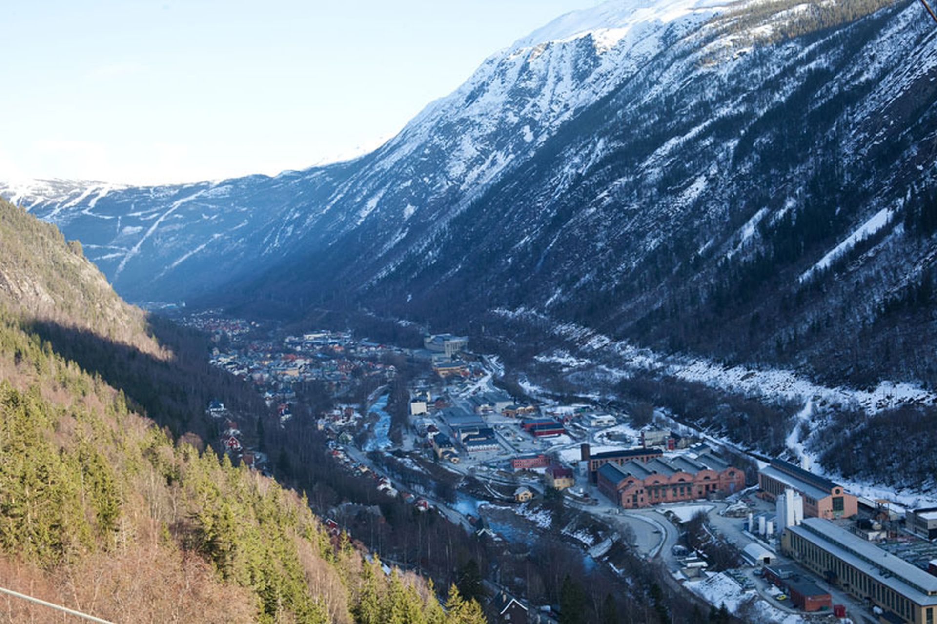 La pequeña aldea de Rjukan en Noruega