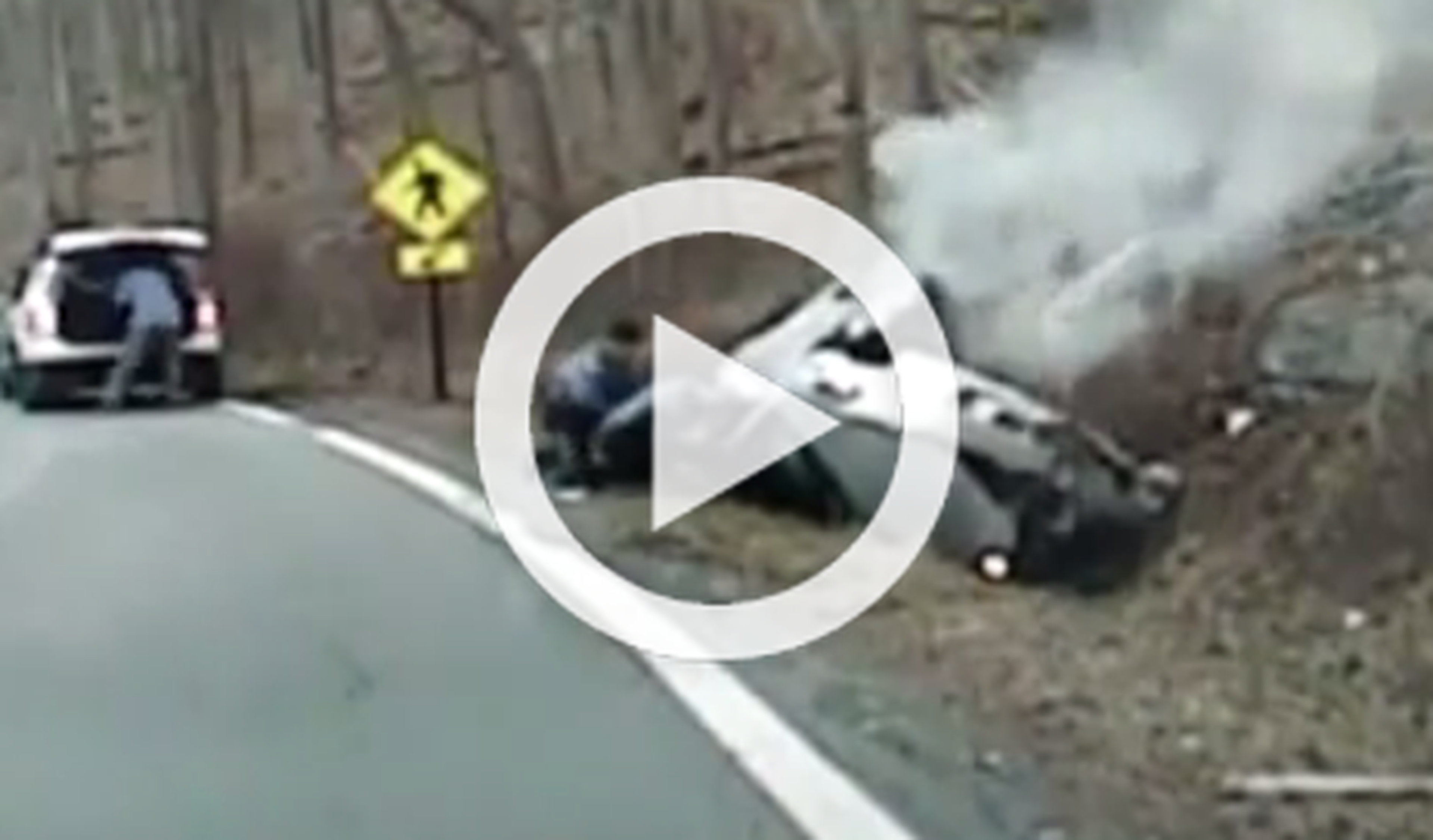 Vídeo: rescatada cuando su coche empieza a arder