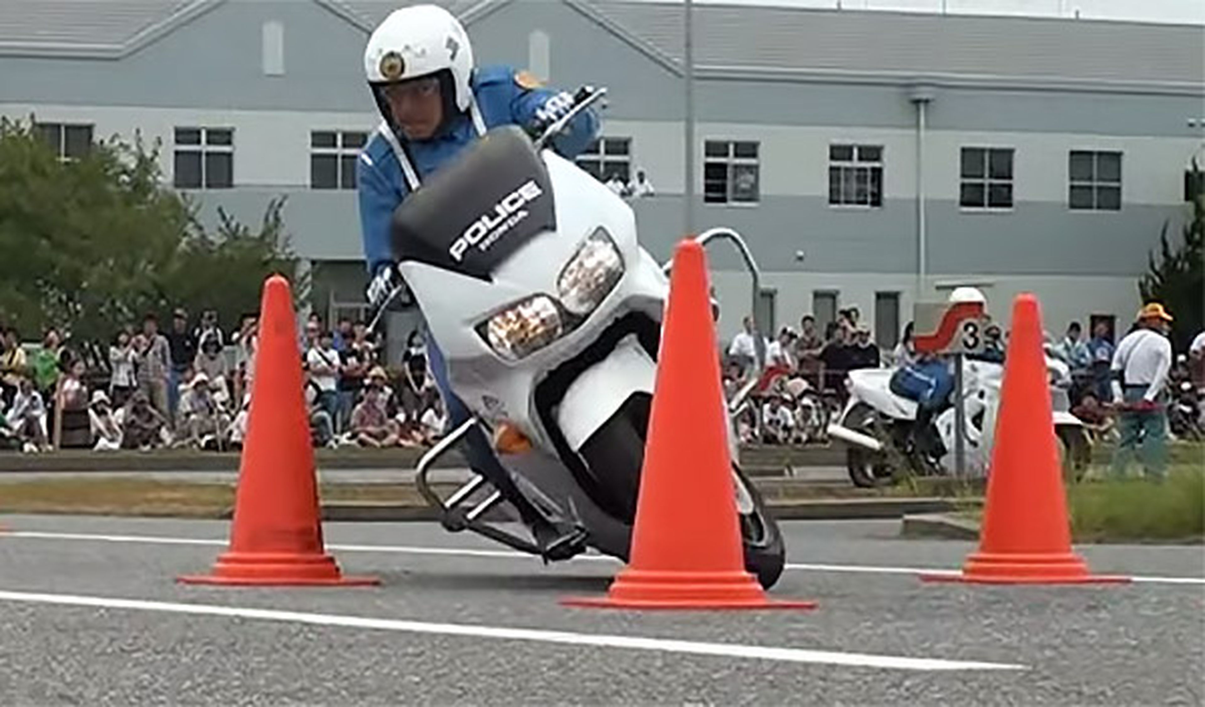 Vídeo: Pruebas de habilidad en moto de la policía japonesa