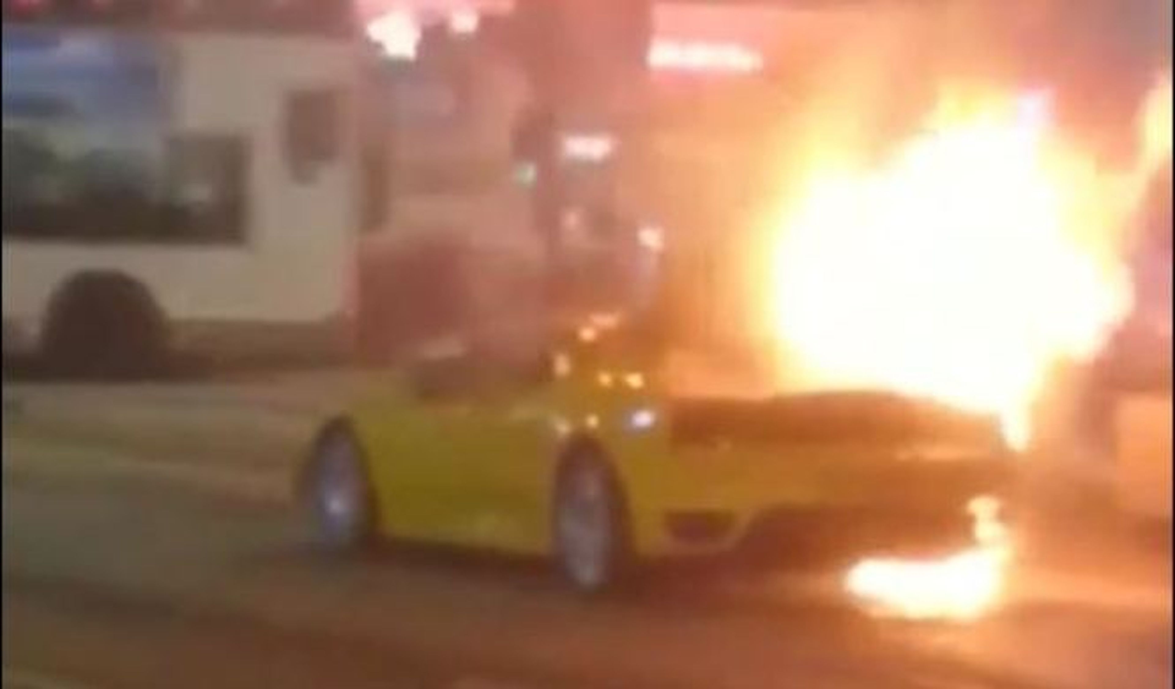Un Ferrari F430 sale ardiendo en Hong Kong