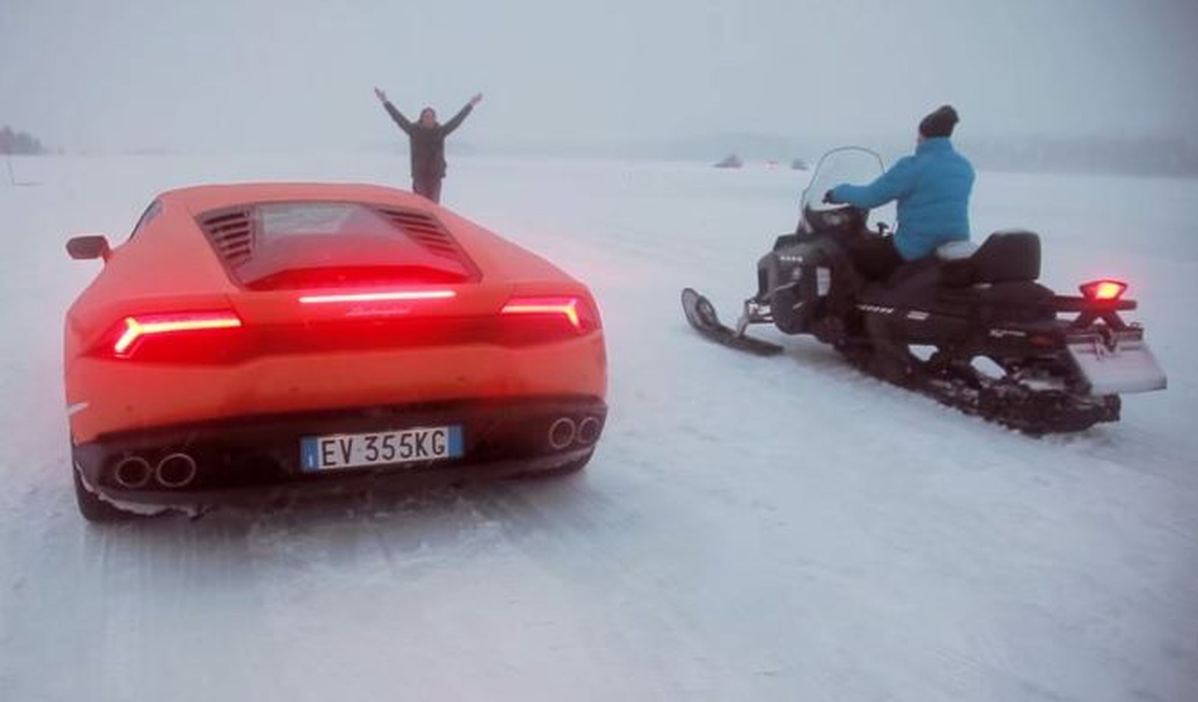 Desafío bajo cero: Lamborghini Huracán vs moto de nieve