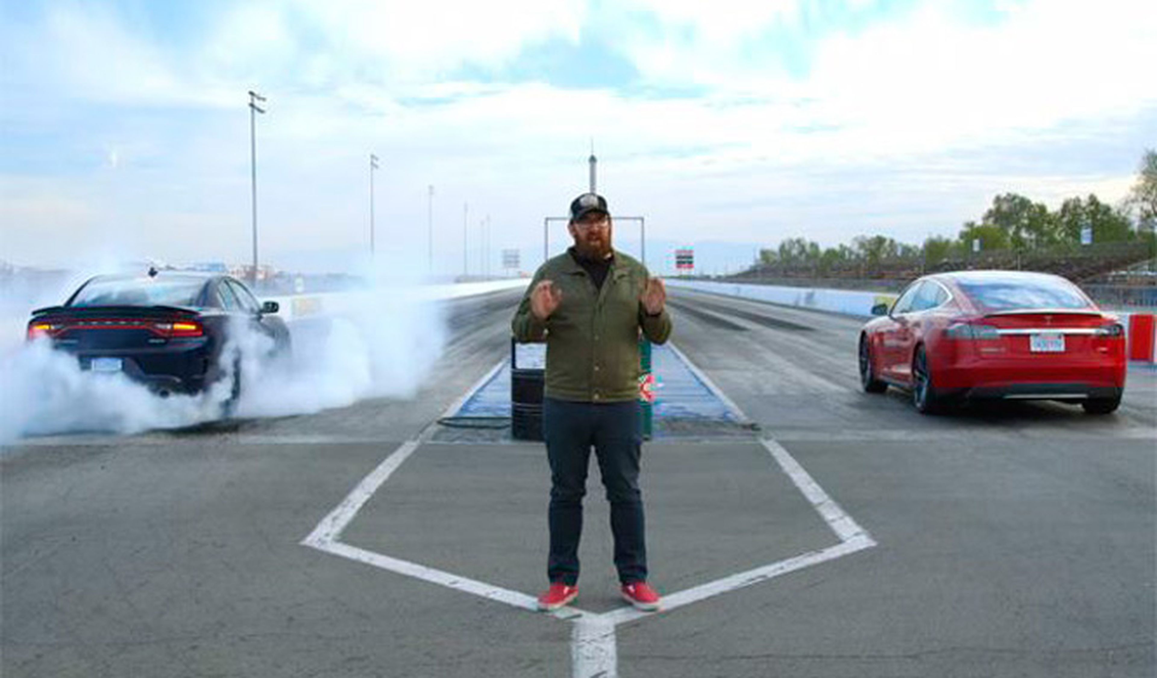 Vídeo: Dodge Charger 'vs' Tesla Model S P85D