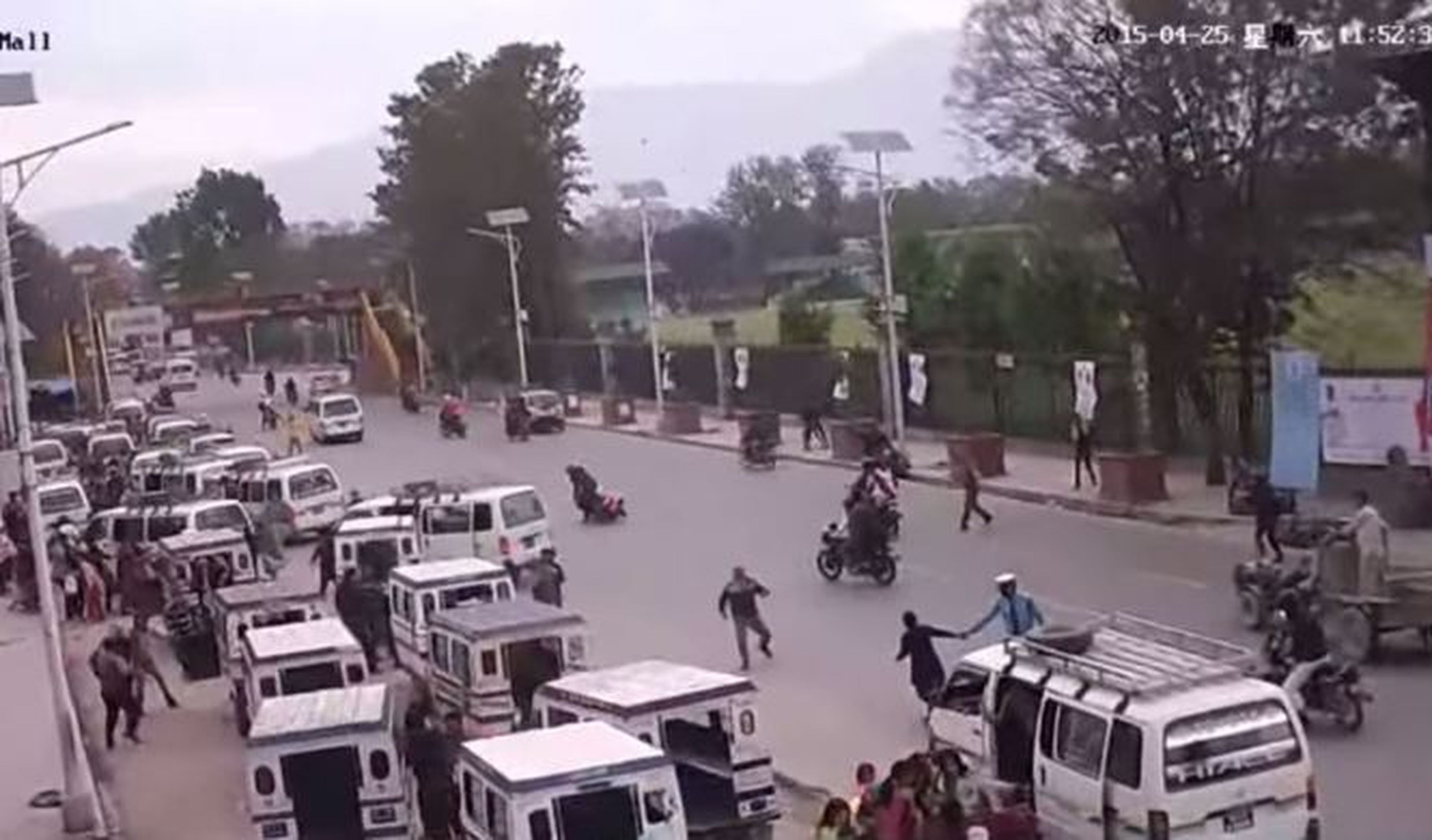 Una cámara graba el terremoto de Nepal que corta el tráfico