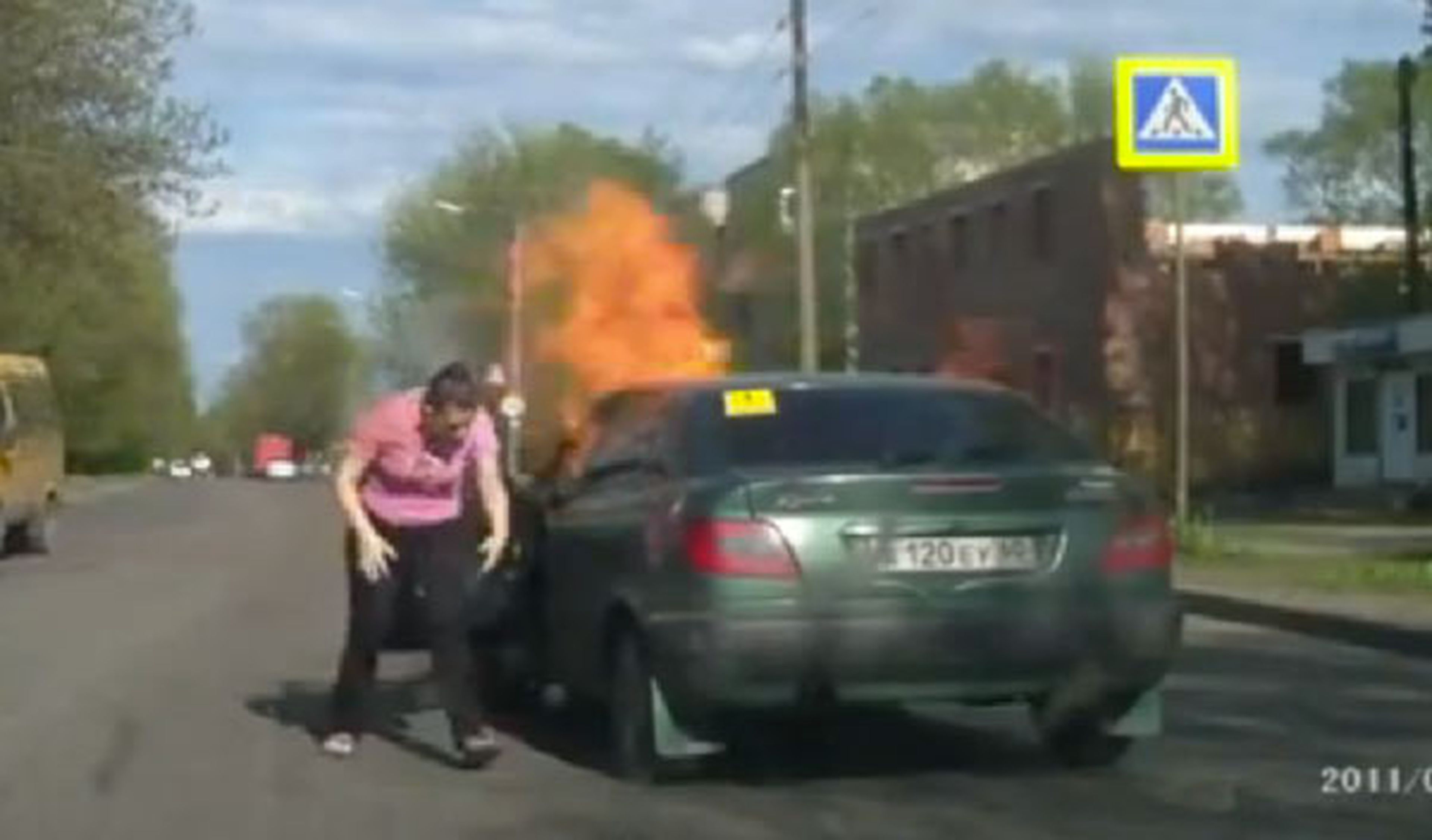 Vídeo increíble: la forma más estúpida de quemar un coche