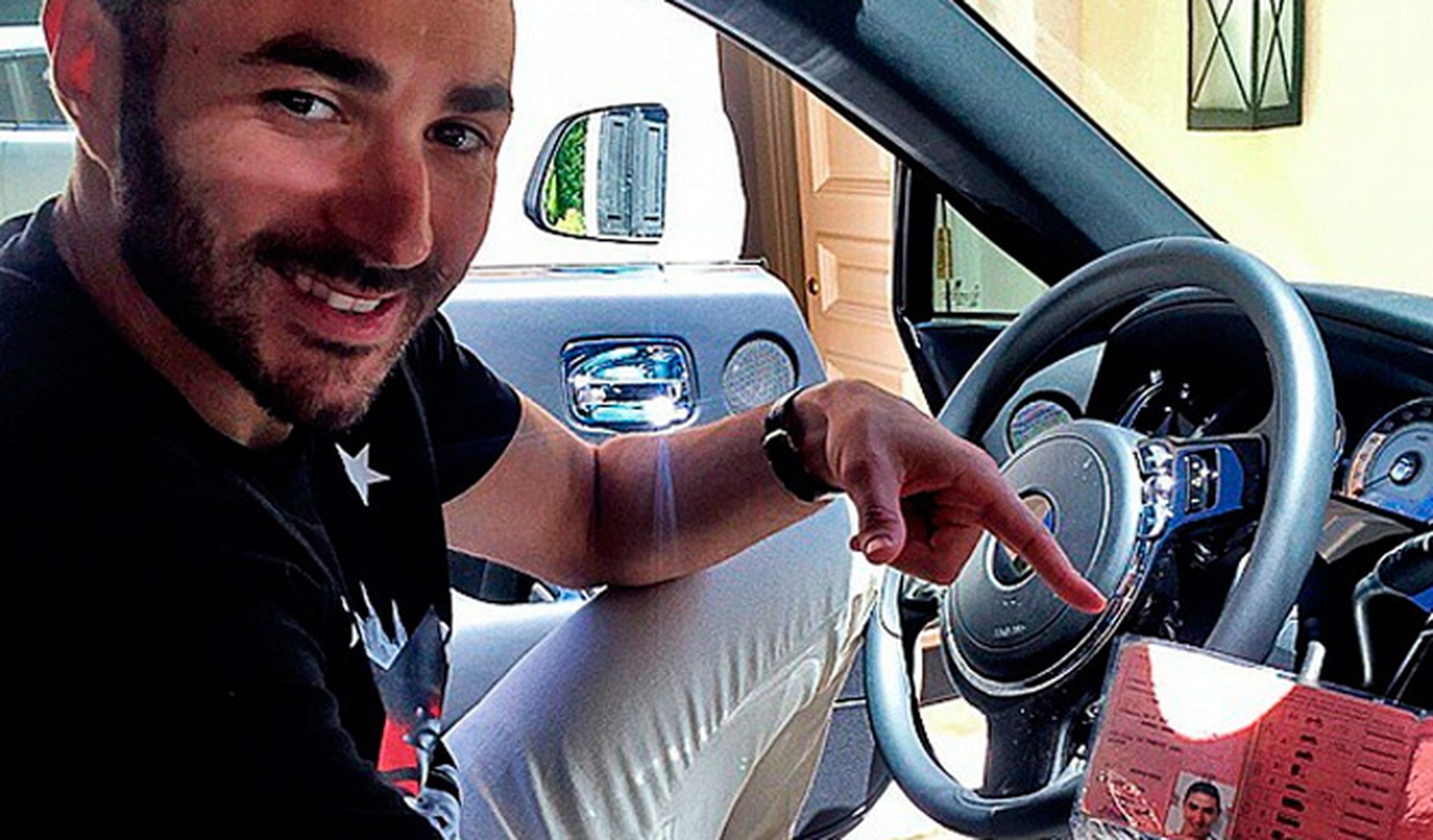 Karim Benzema enseña su carné de conducir