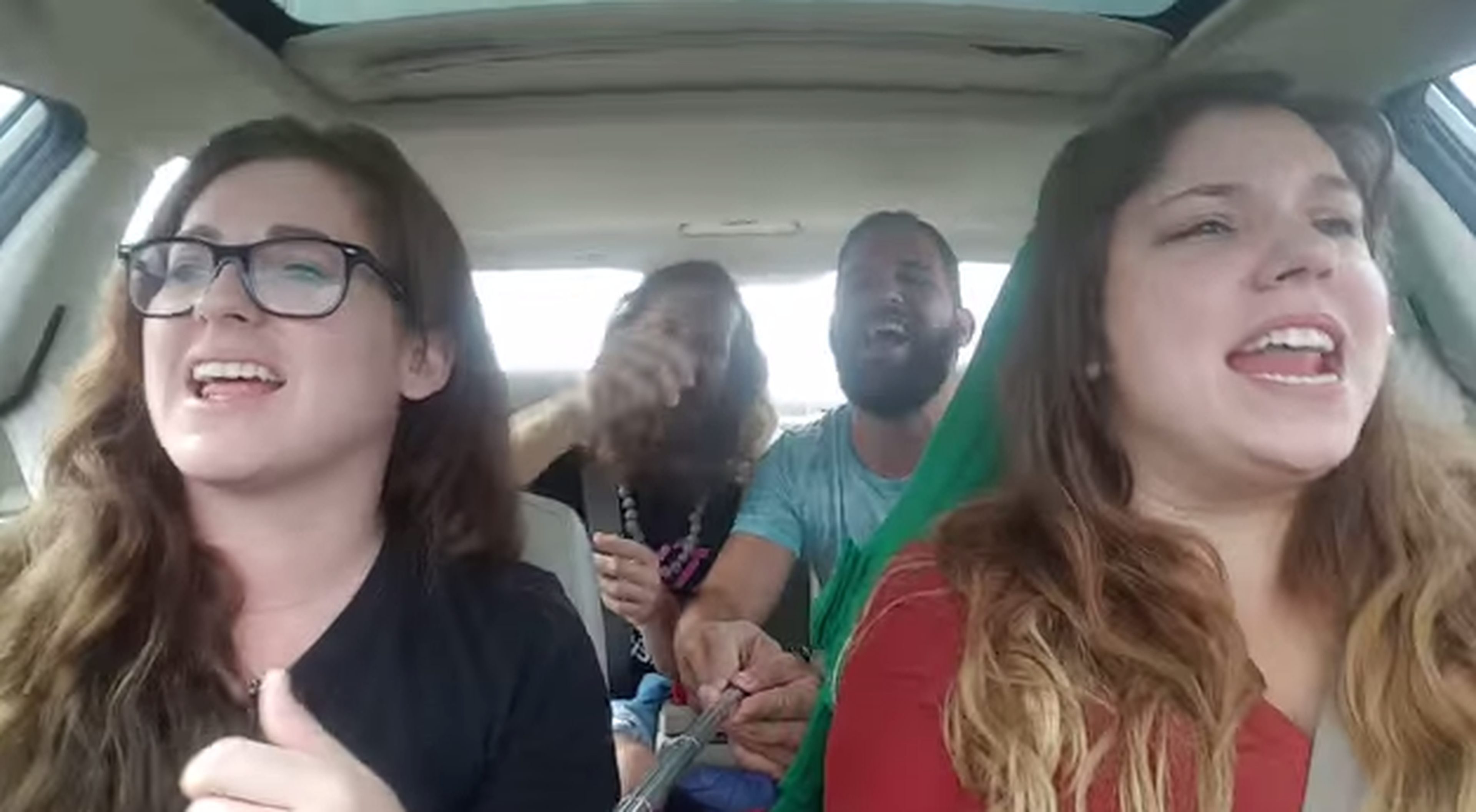 Vídeo: se graban cantando y sufren un accidente