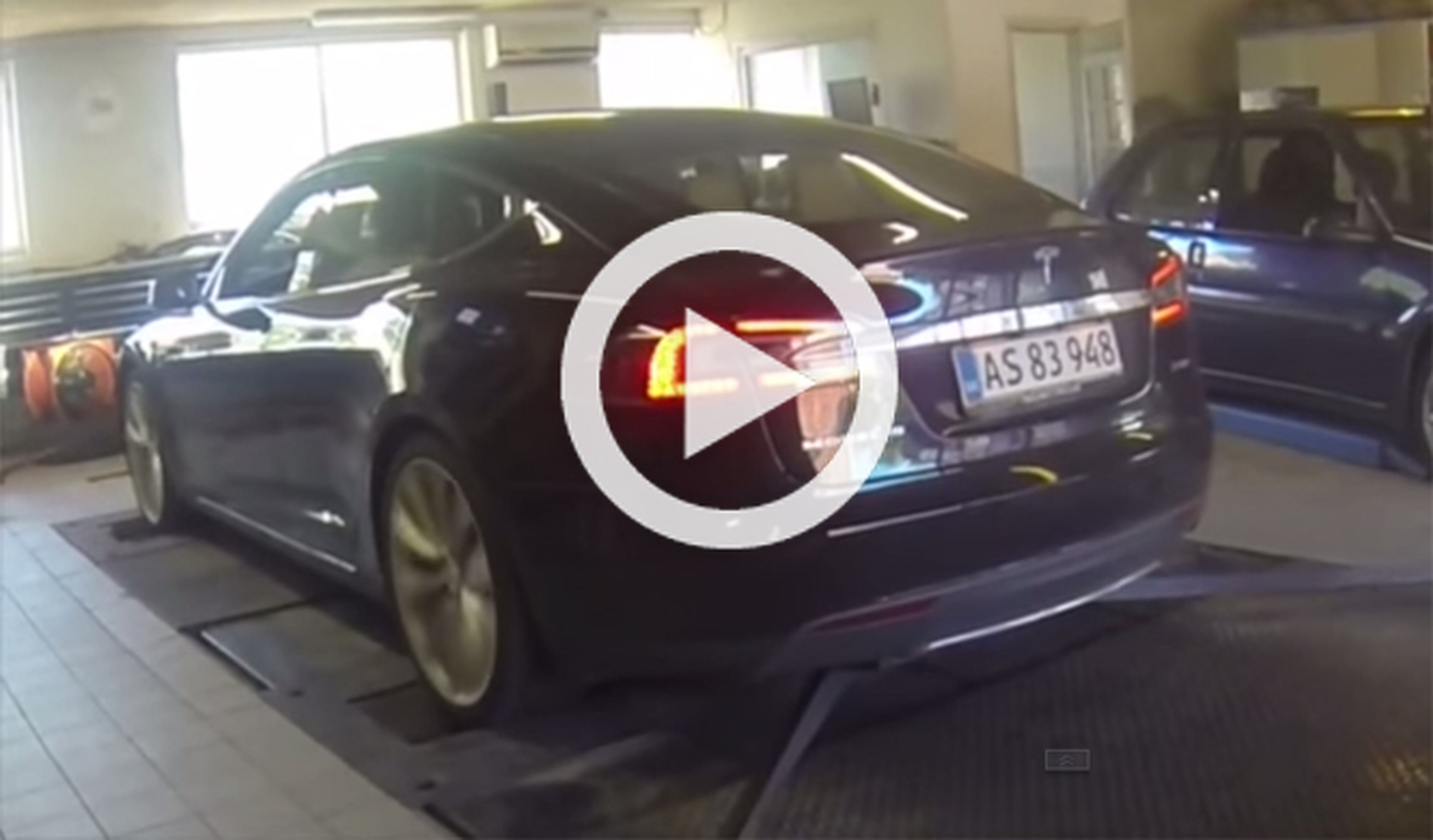 El brutal par del Tesla Model S rompe un banco de potencia