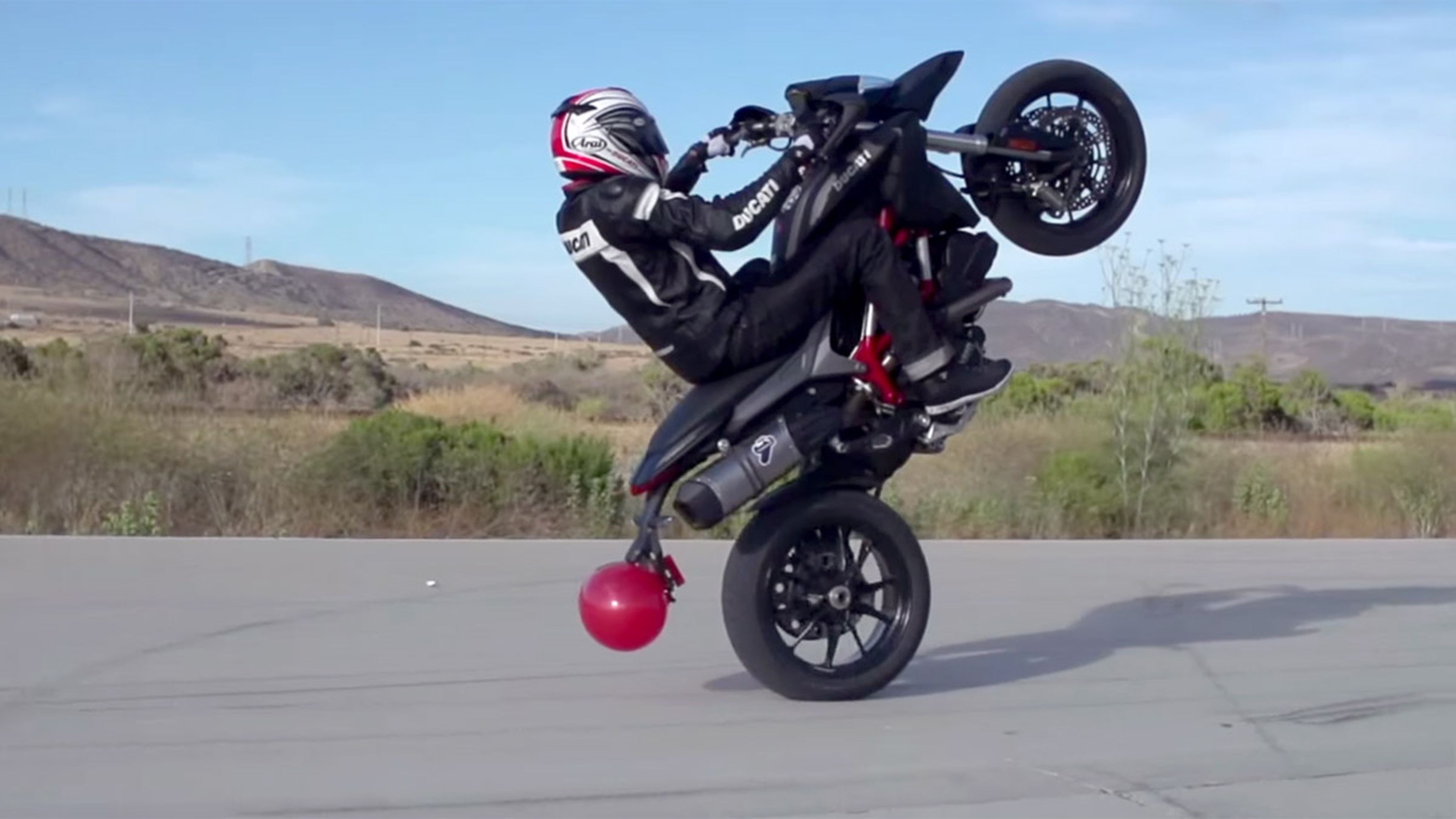 Vídeos: Pique de stunt con dos Ducati Hypermotard