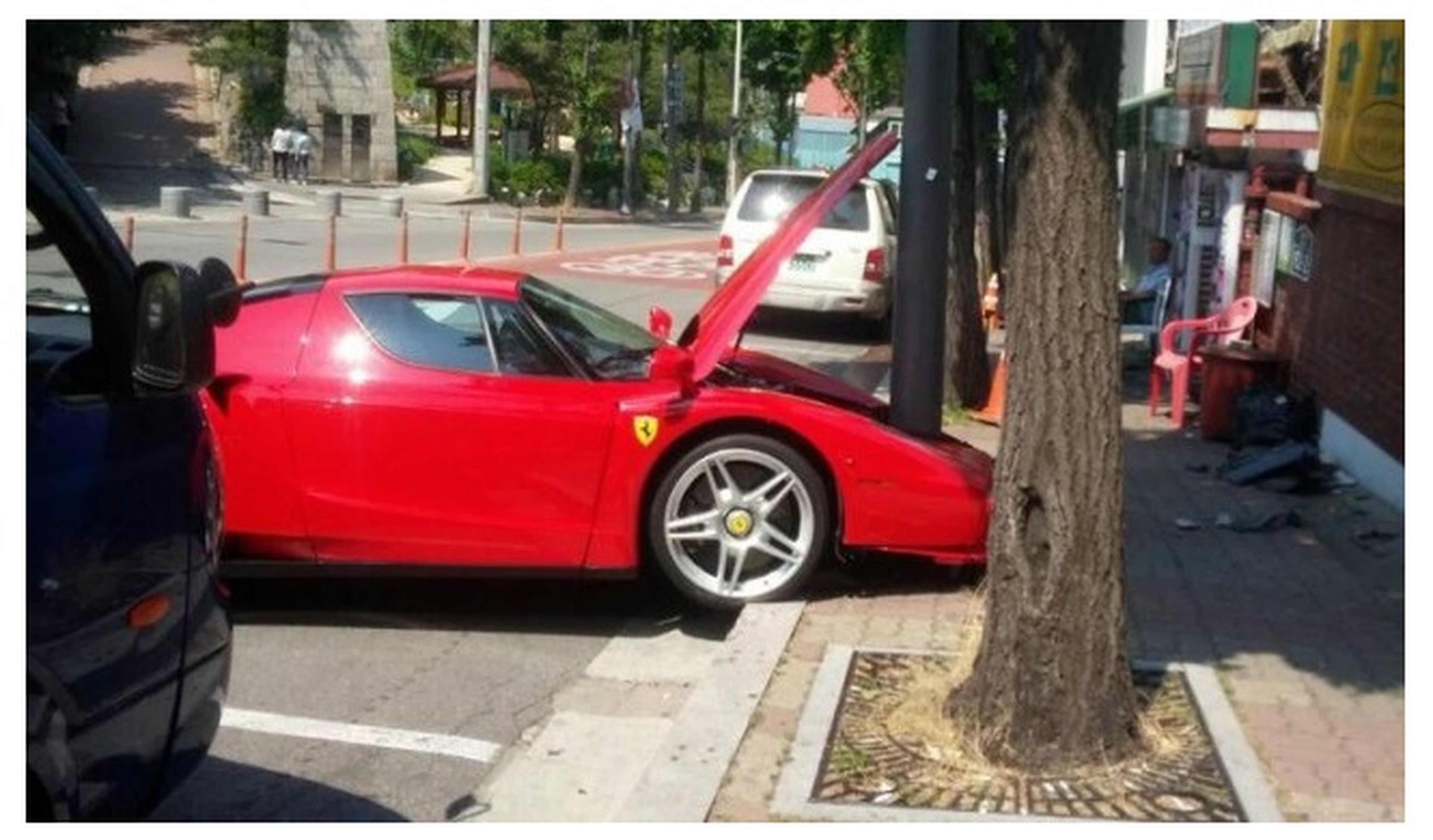 Ferrari Enzo 'vs' poste telefónico: 0-1