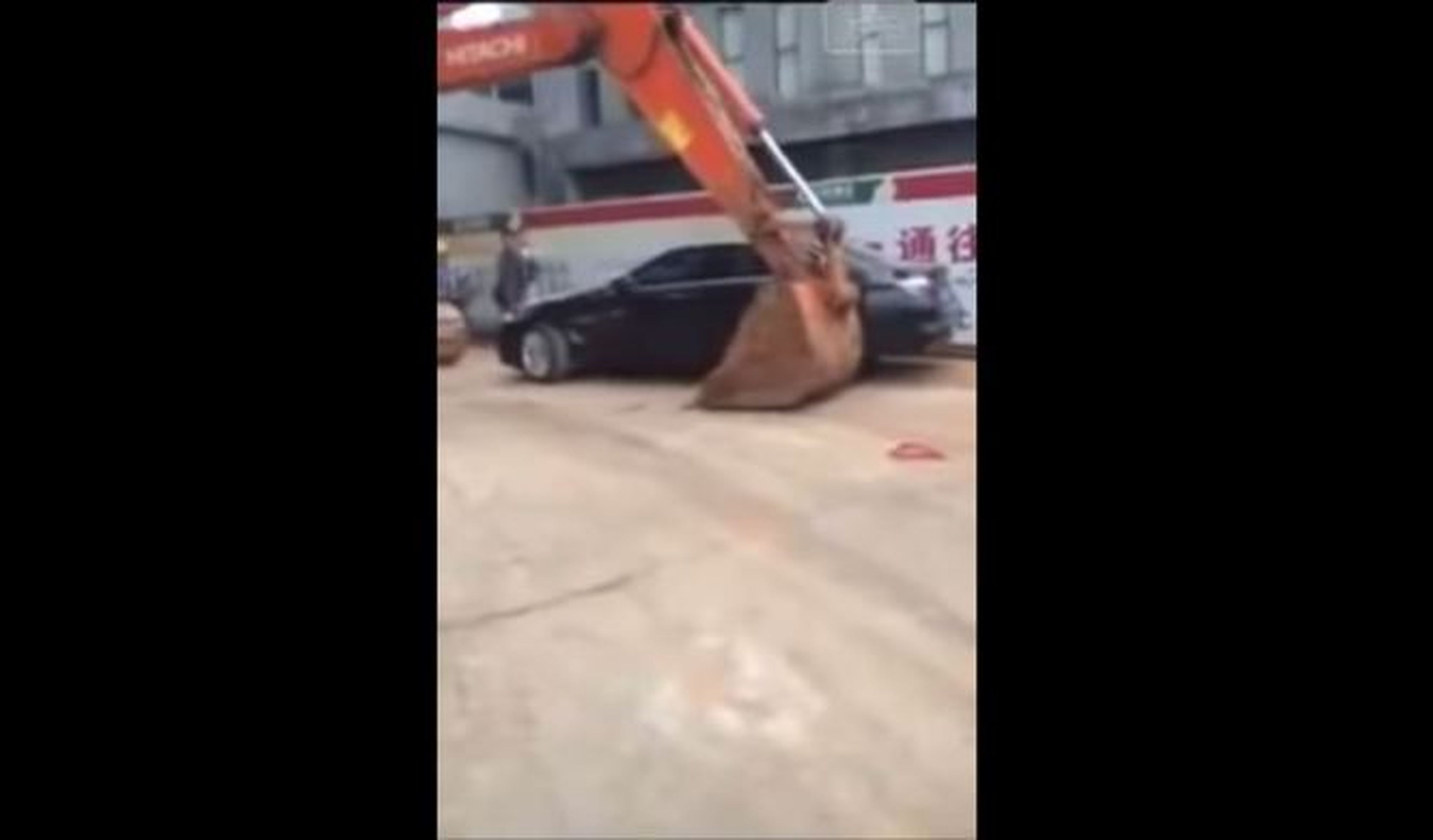 Una excavadora china contra un BMW y un Jeep: ¡destrucción!