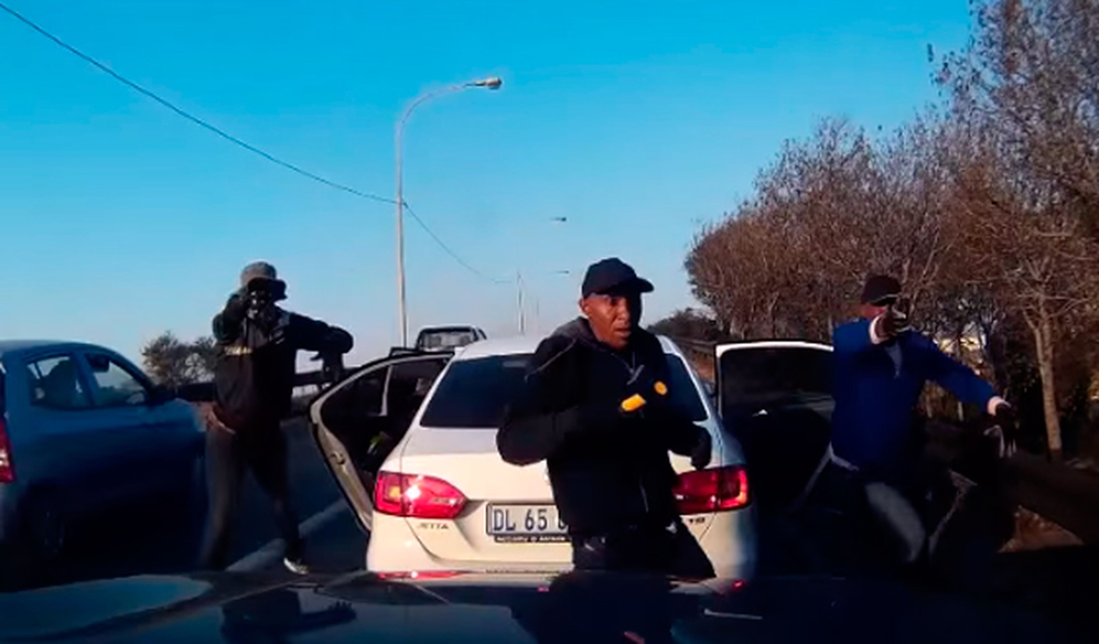 Vídeo: roban un coche en directo en Sudáfrica