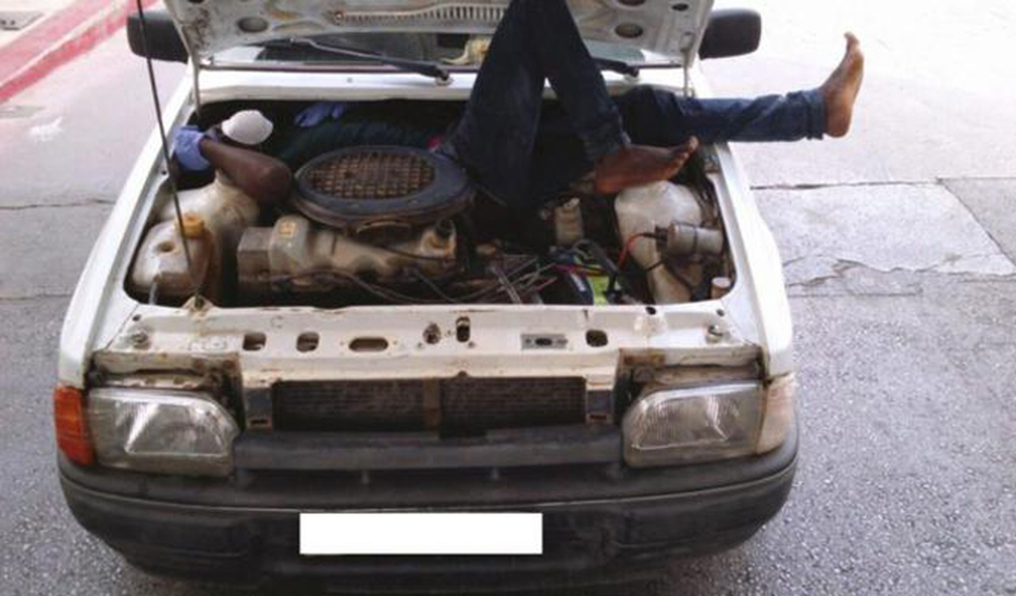 Encuentran a un inmigrante oculto en el motor de un coche