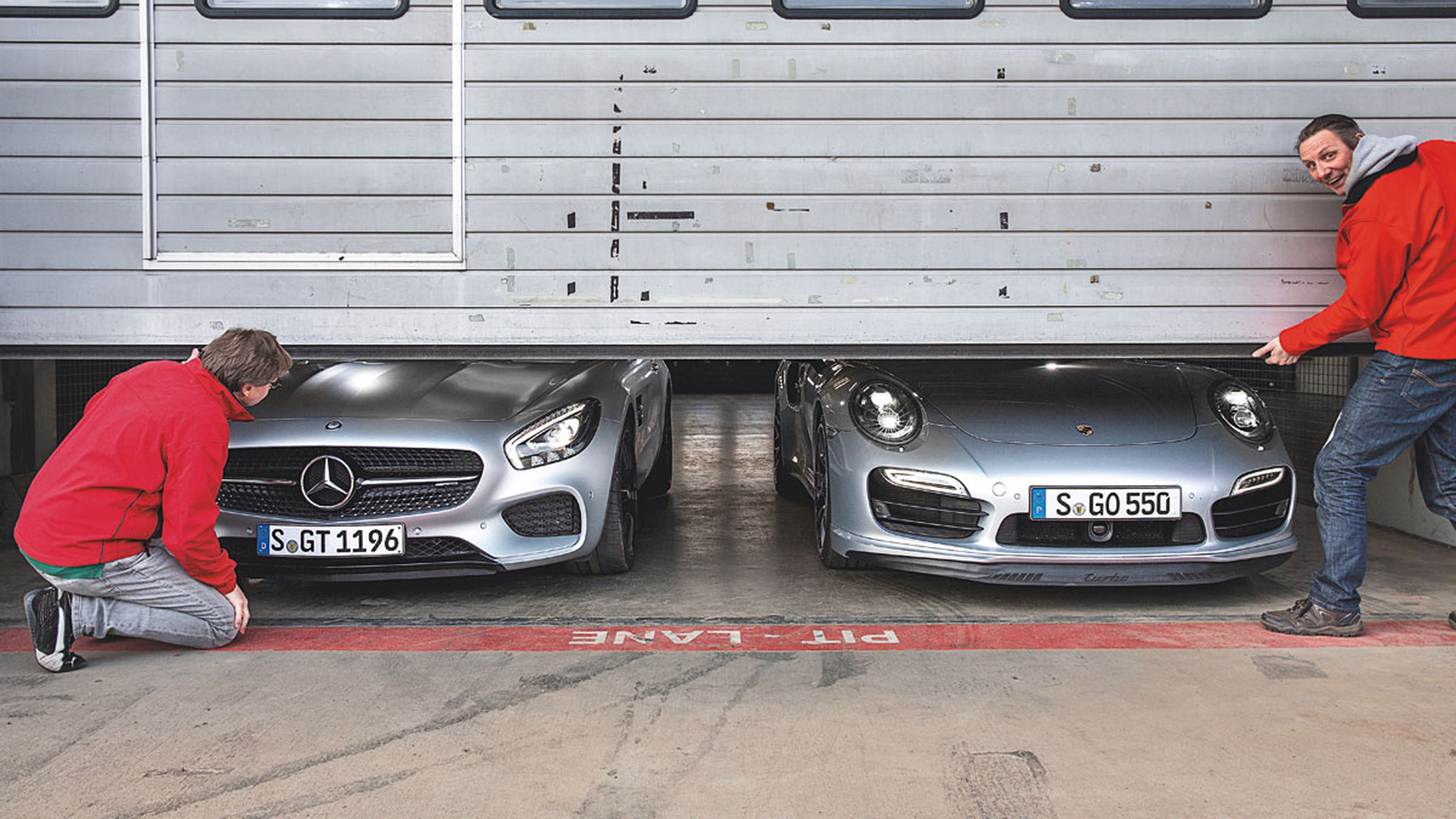 Mercedes AMG GT y Porsche 911 garaje