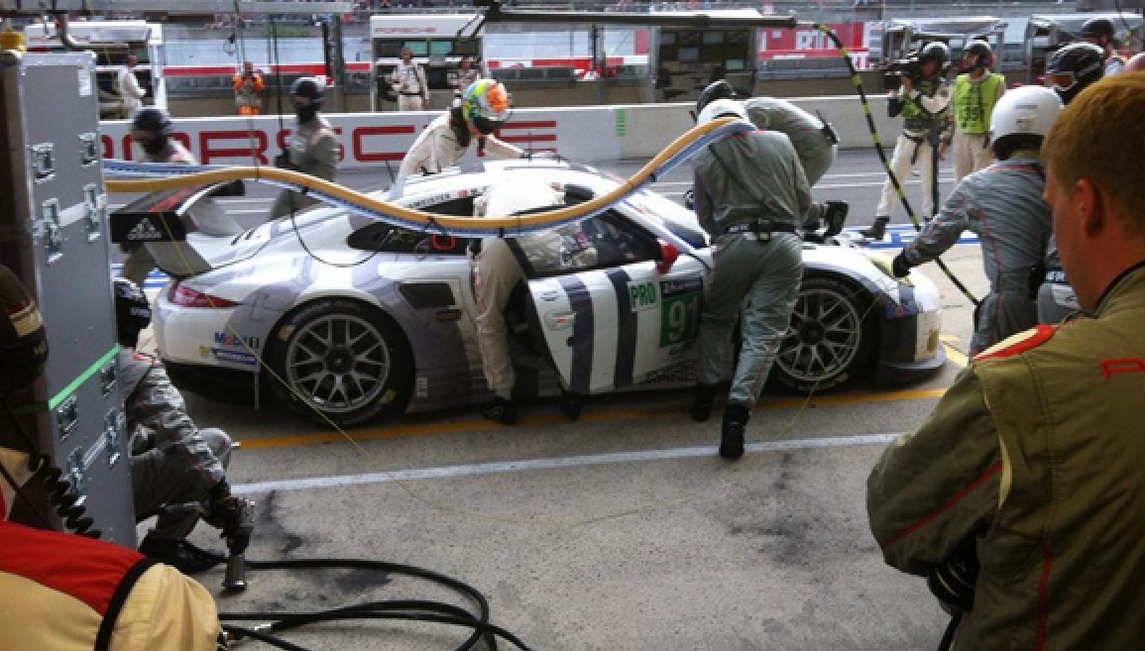 24-Horas-Le-Mans-2015-box-Porsche-parada-boxes