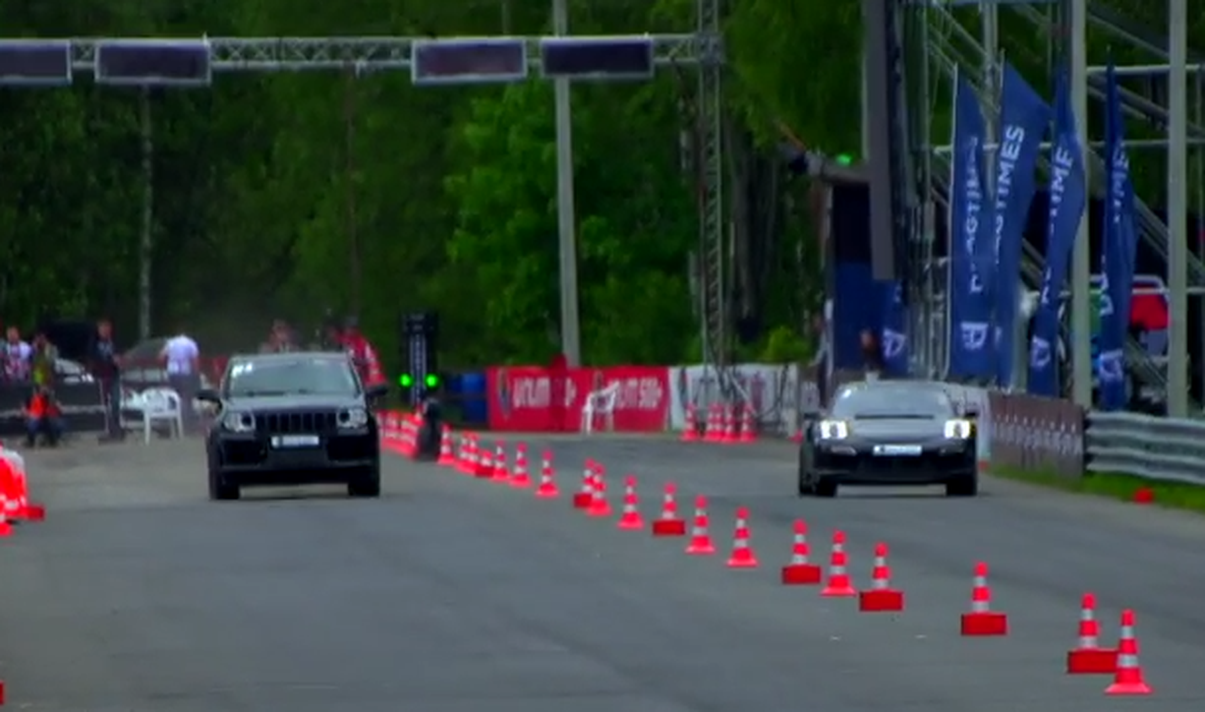 'Drag race': Jeep Grand Cherokee SRT8 vs Porsche 911 Turbo