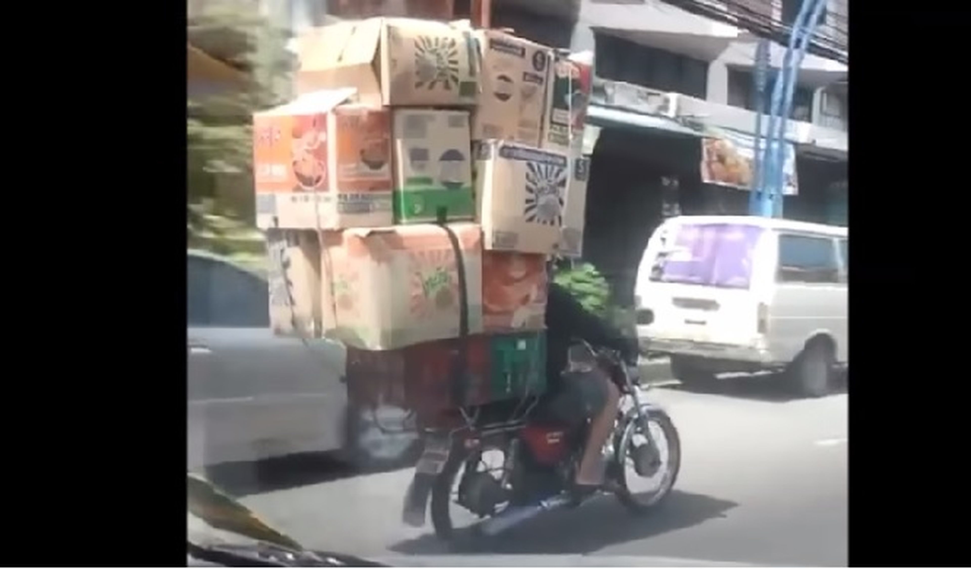 Vídeo: Impresionante equilibrio con equipaje en moto