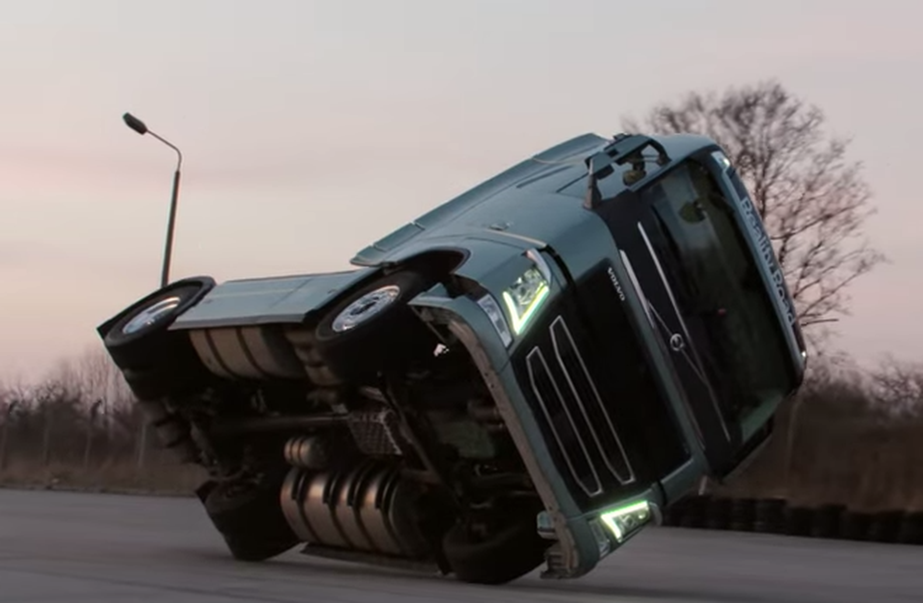 Volvo pone a sus camiones a bailar ¡sobre dos ruedas!