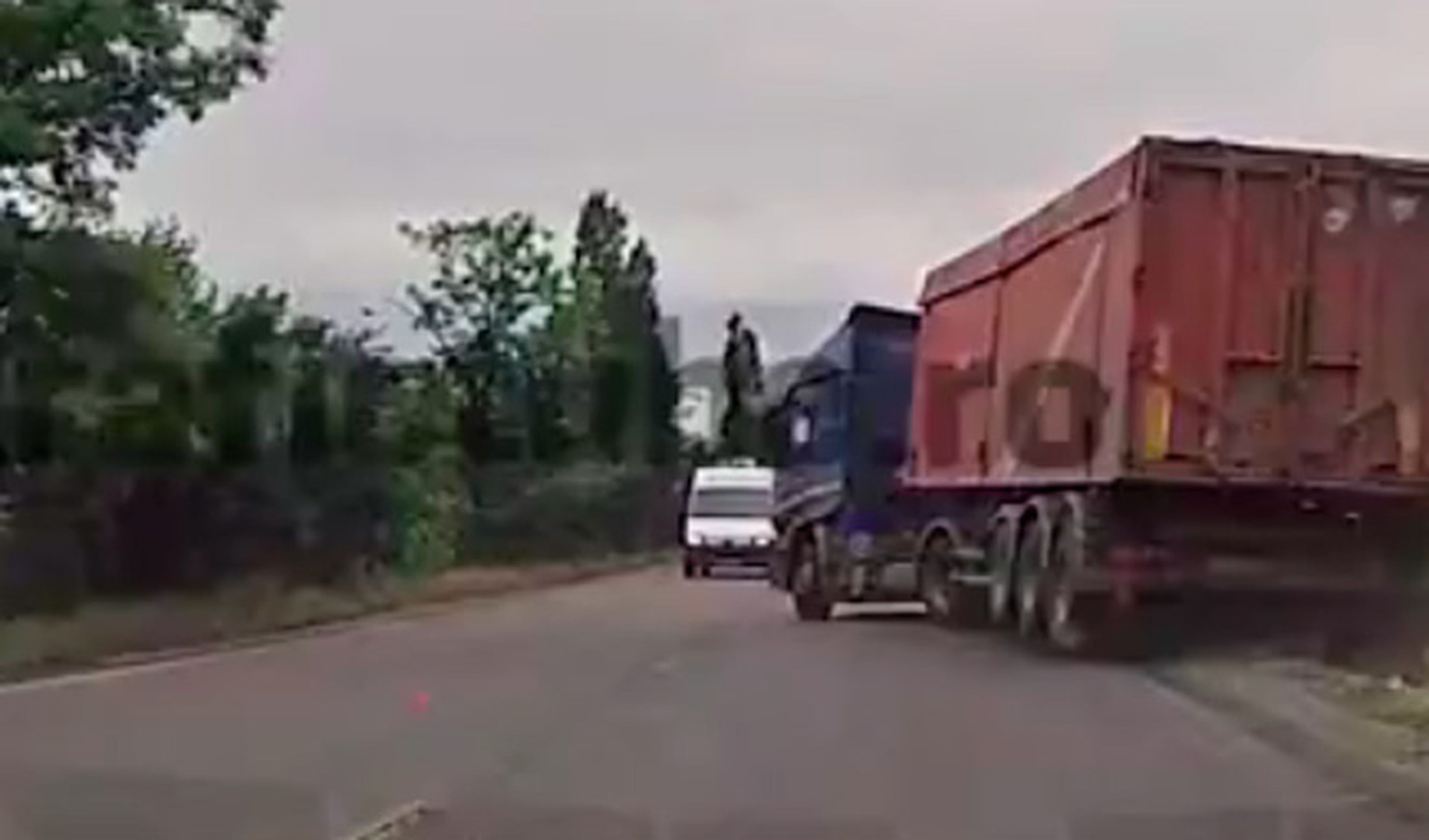 Vídeo: muere tras un brutal accidente contra un camión