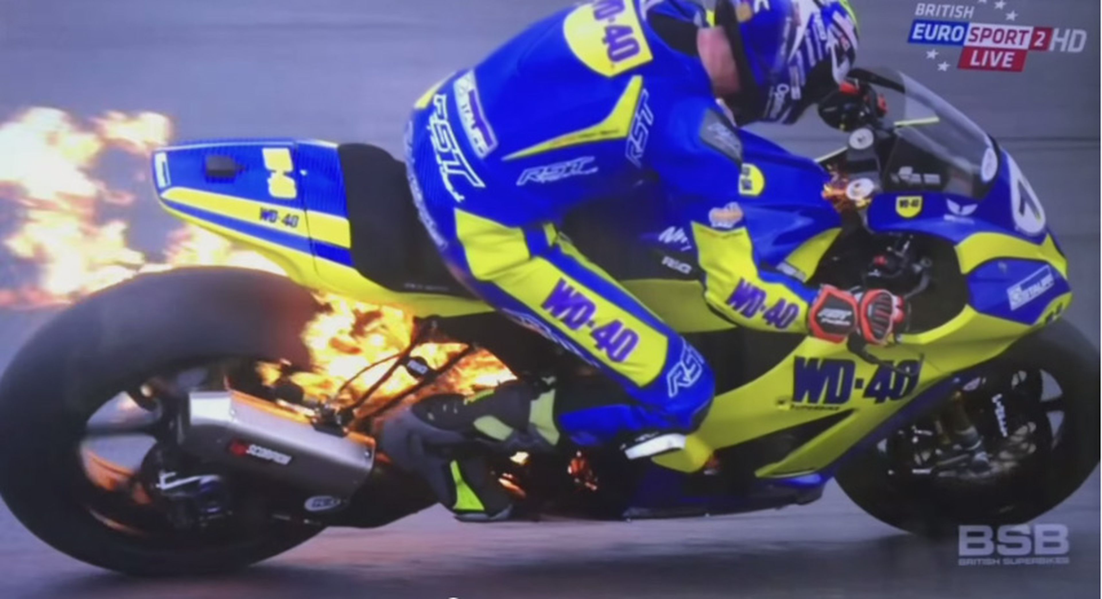Vídeo: Salta de la moto ardiendo en plena carrera