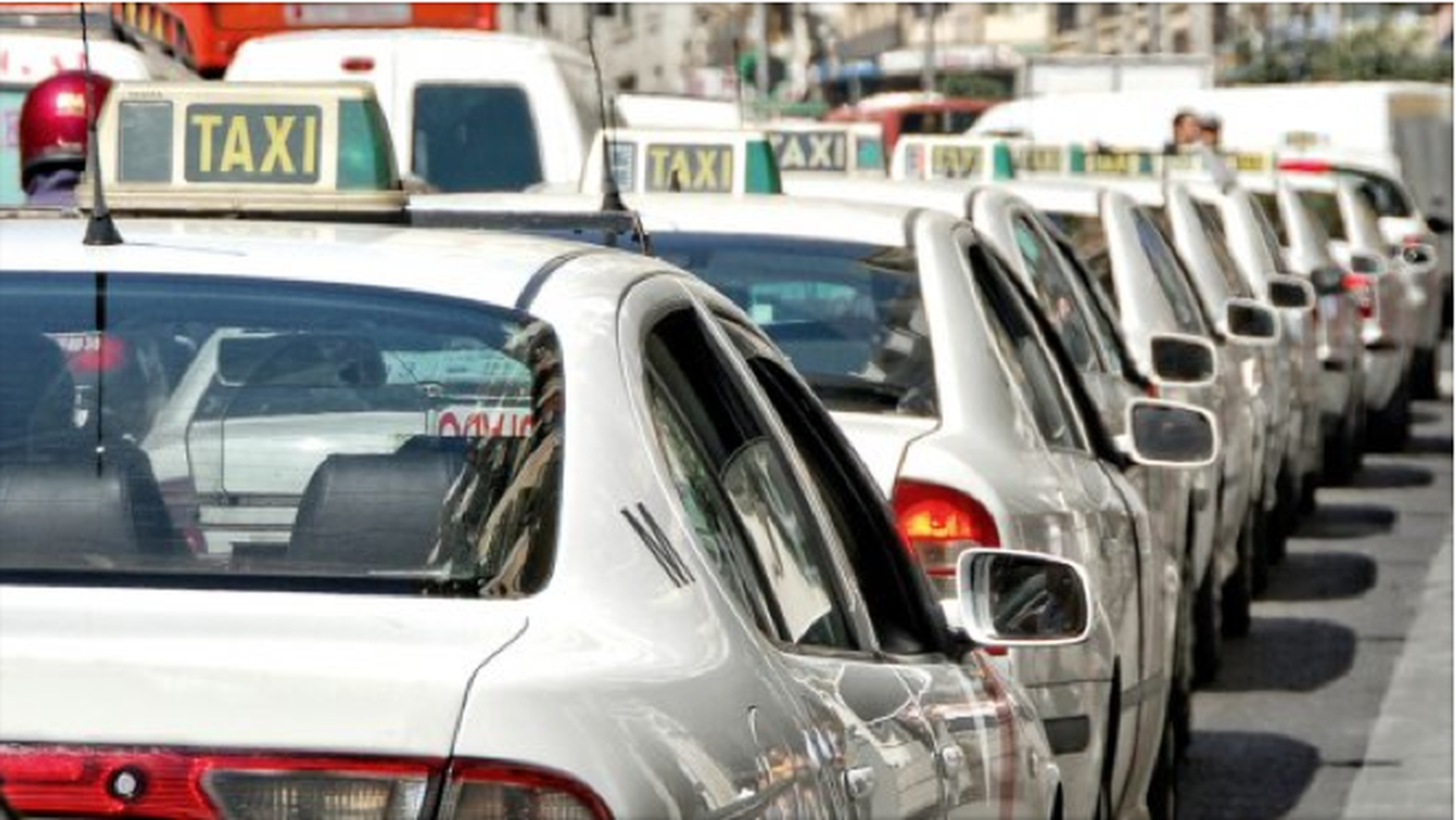 Los taxistas colapsan Francia en protesta contra UberPOP