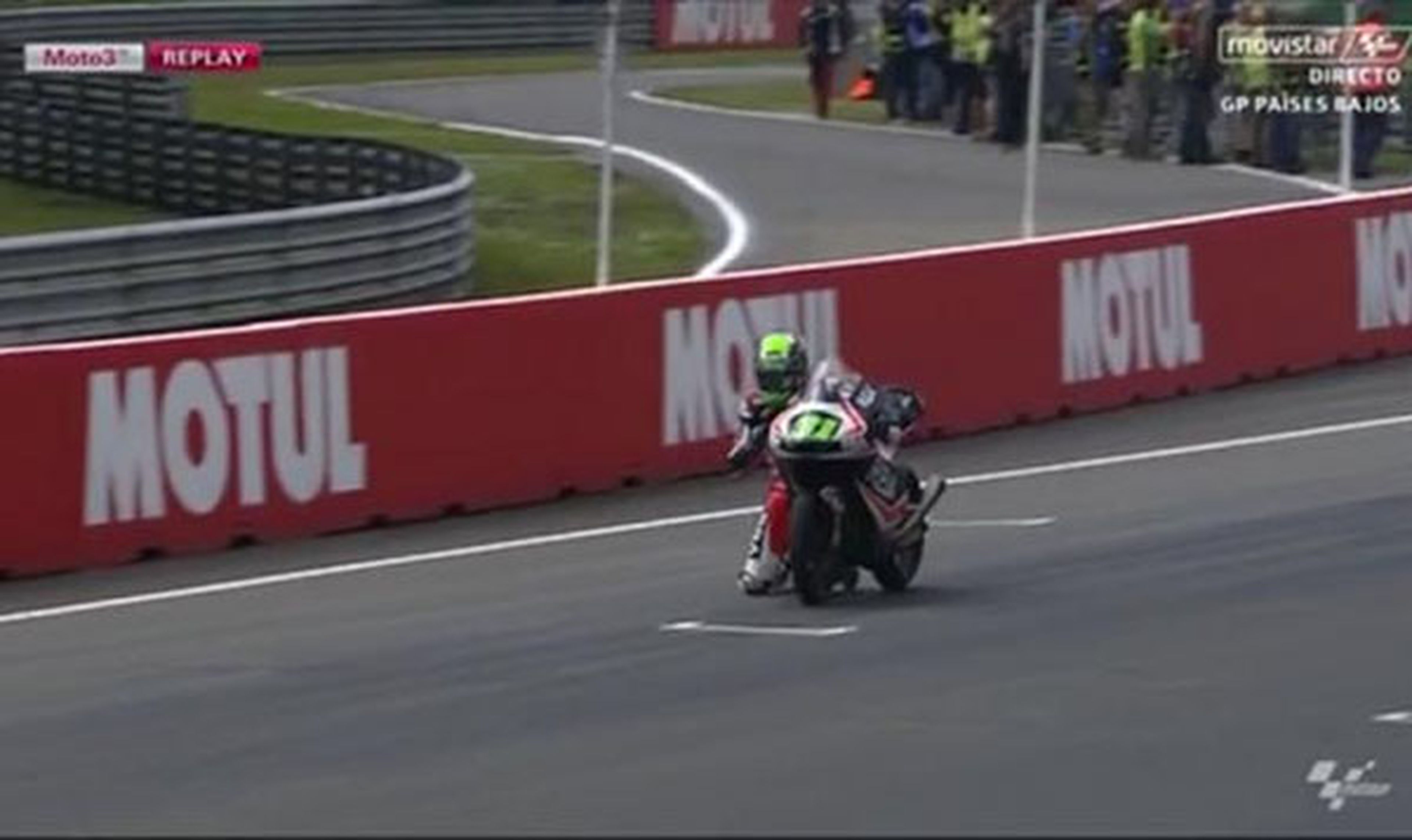 Vídeo: ¡Cómo salvó Niklas Ajo la caída en Moto3!
