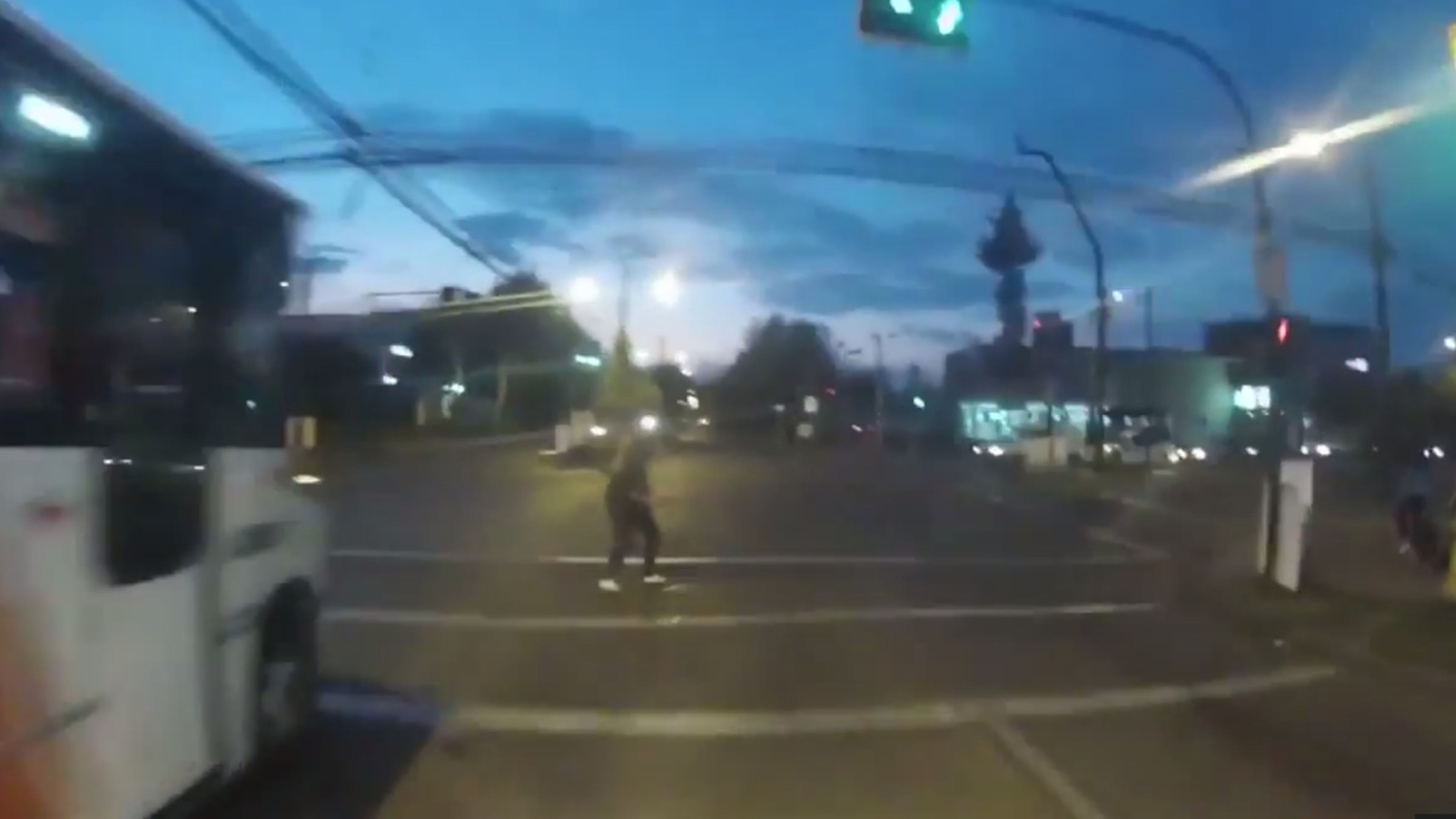 Vídeo: una moto atropella a un peatón... por su culpa