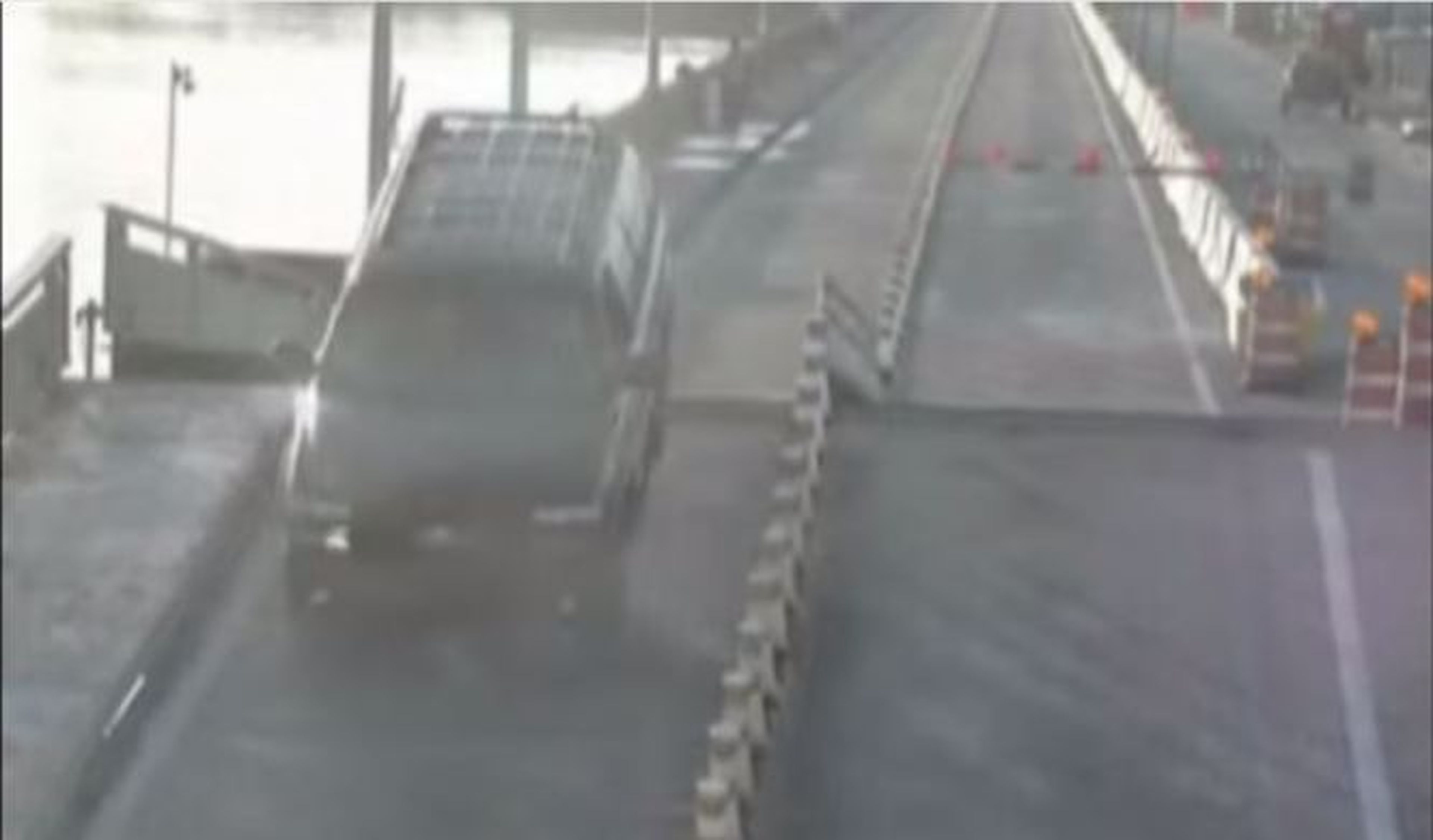 Un conductor distraído salta sobre un puente levadizo