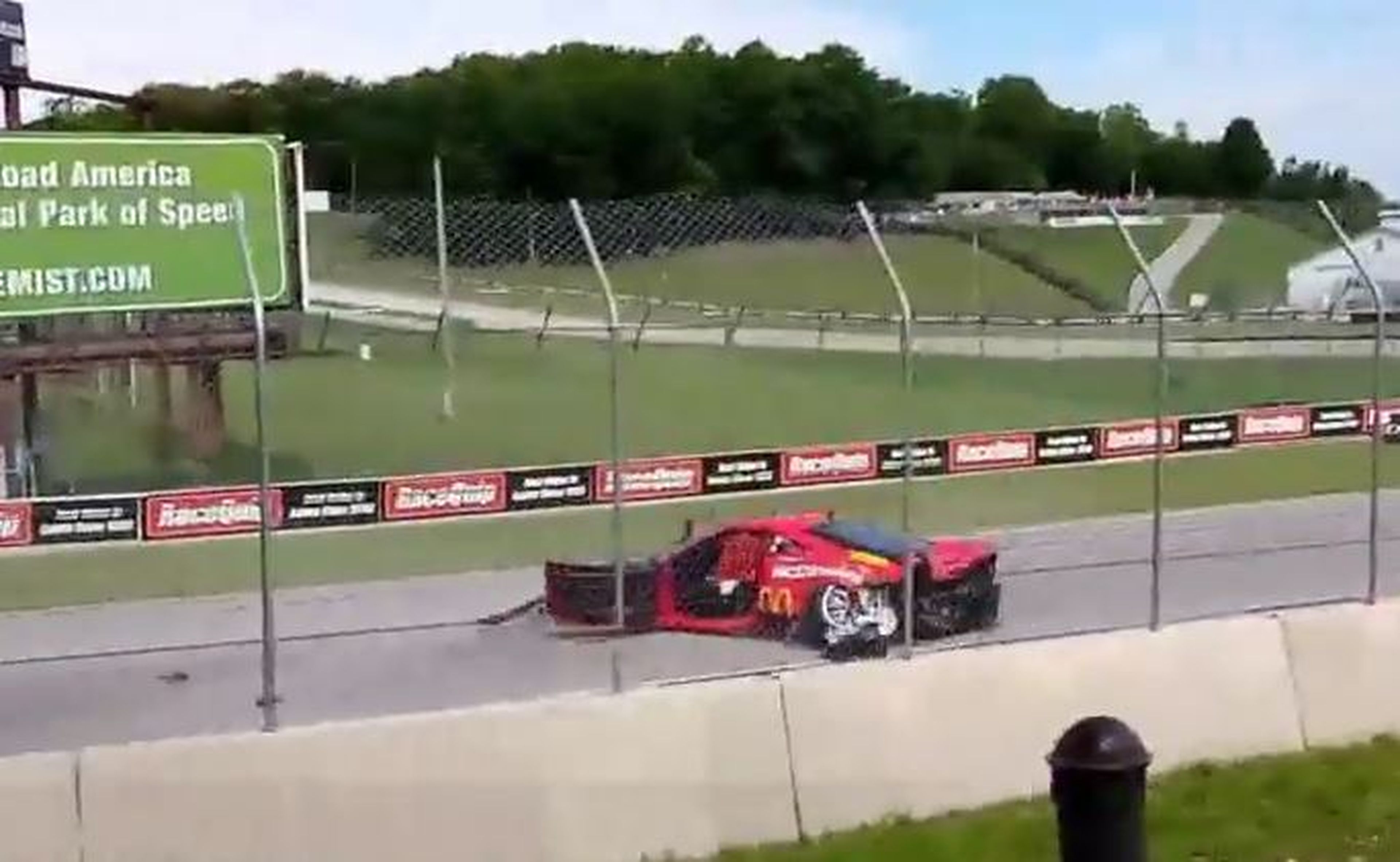 Vídeo: cómo destruir un Ferrari y casi morir en el intento