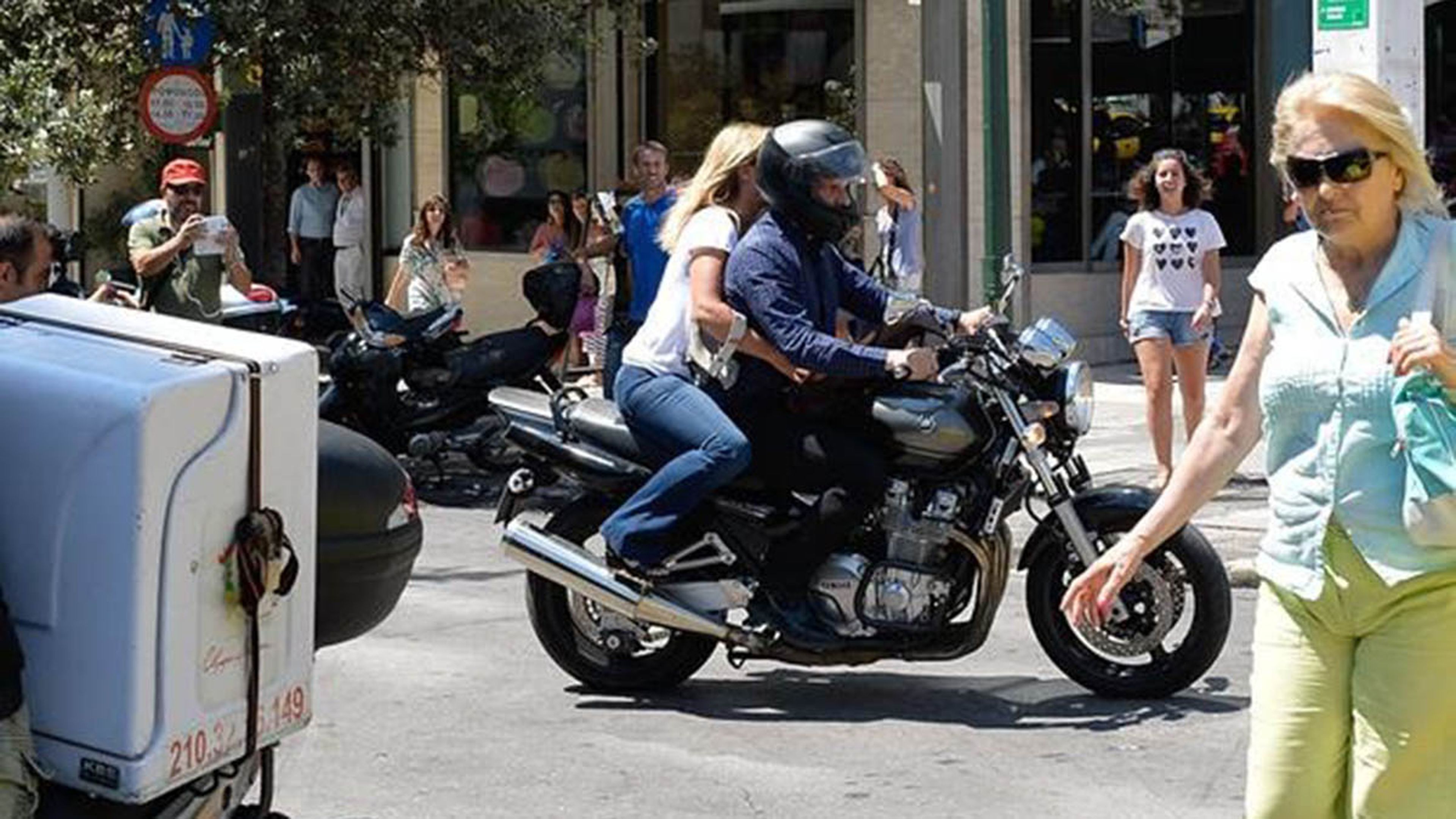 Varoufakis-moto-Atenas-casco