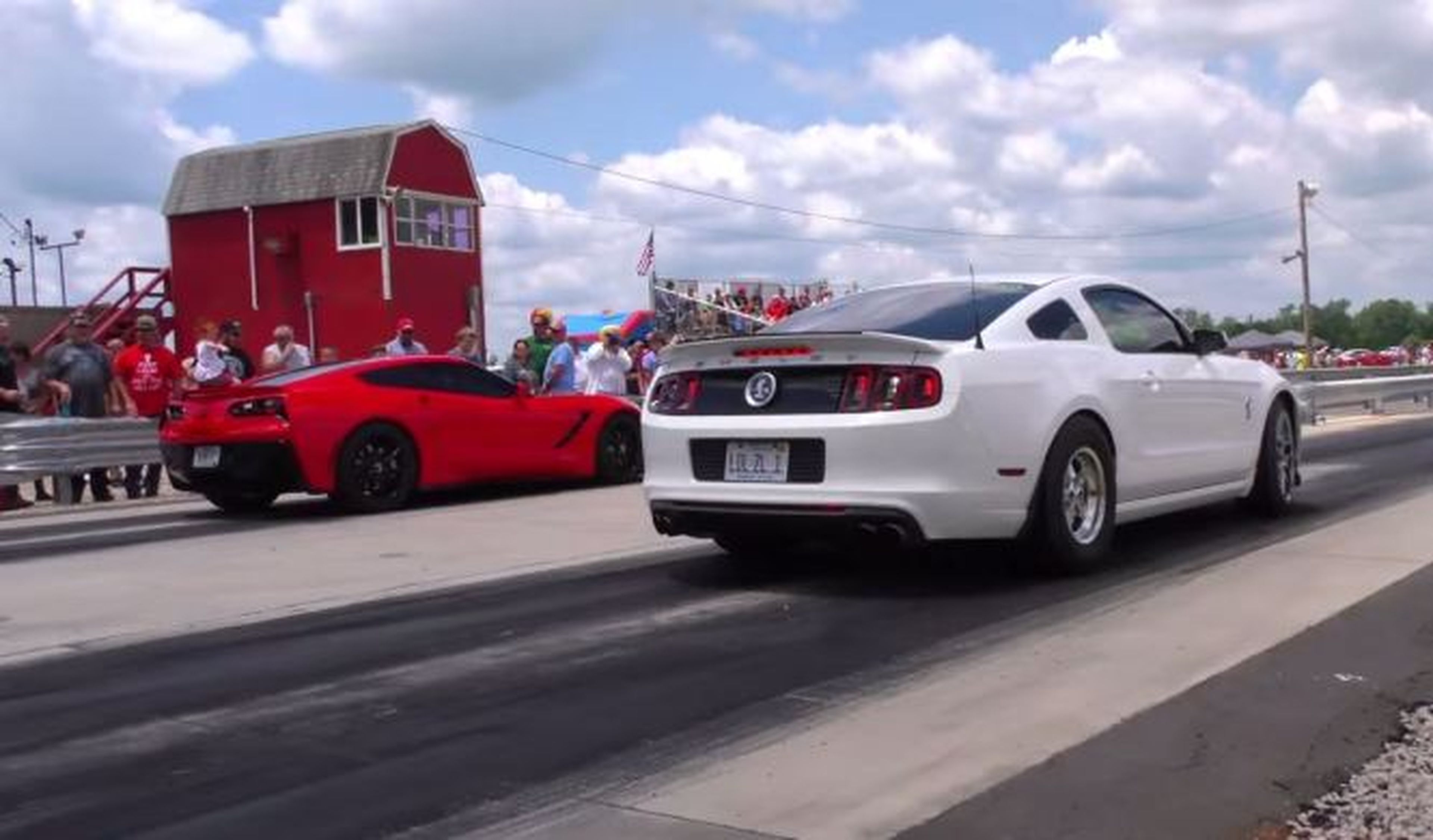Drag Race de cuidado: Corvette Stingray C7 vs Mustang GT500