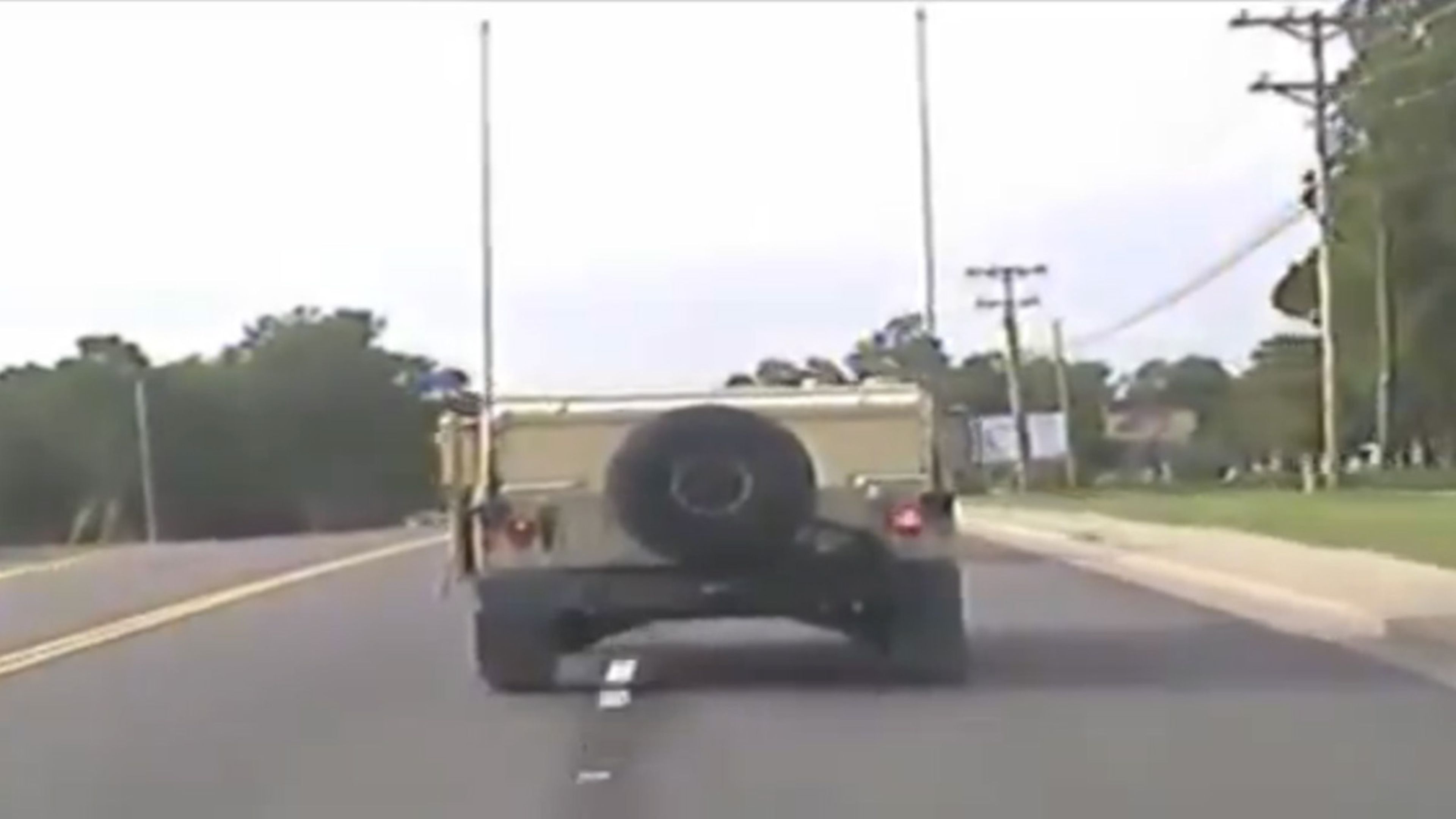 GTA Style: ¡huye de la policía con un Humvee del ejército!