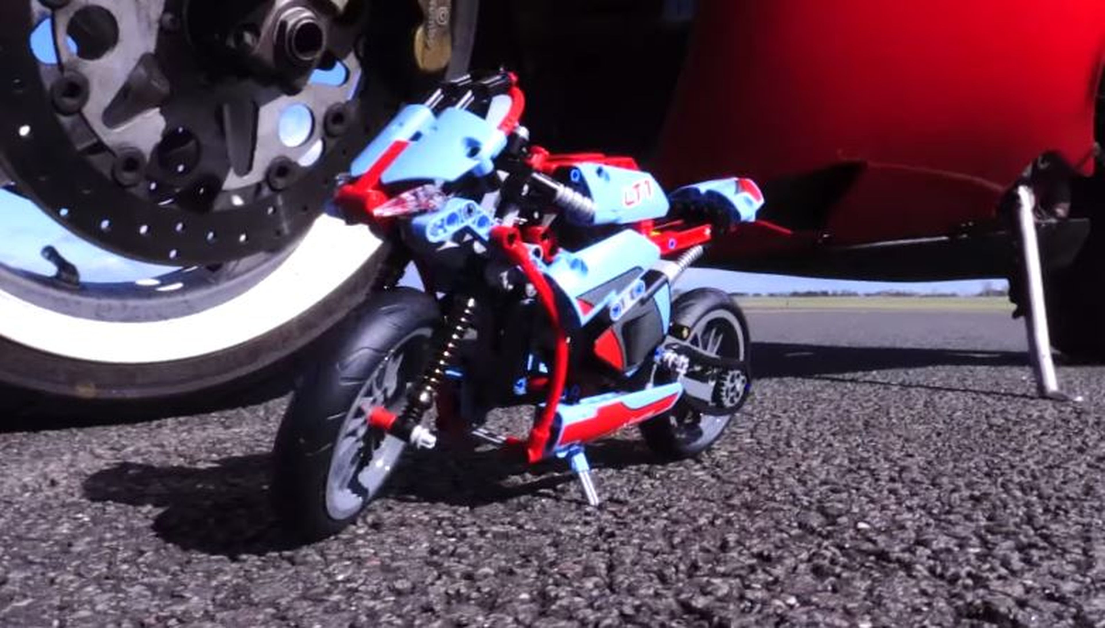 Vídeo: ¿Una moto de Lego a 100 km/h?