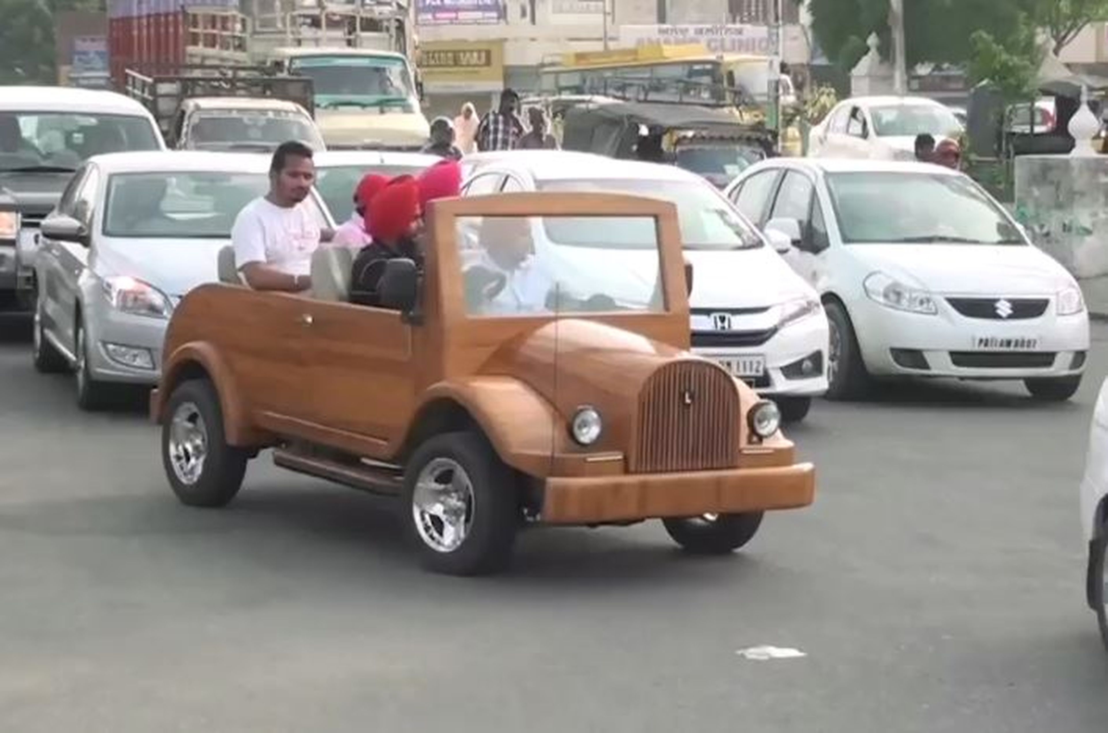 El coche de madera es 'made in' India