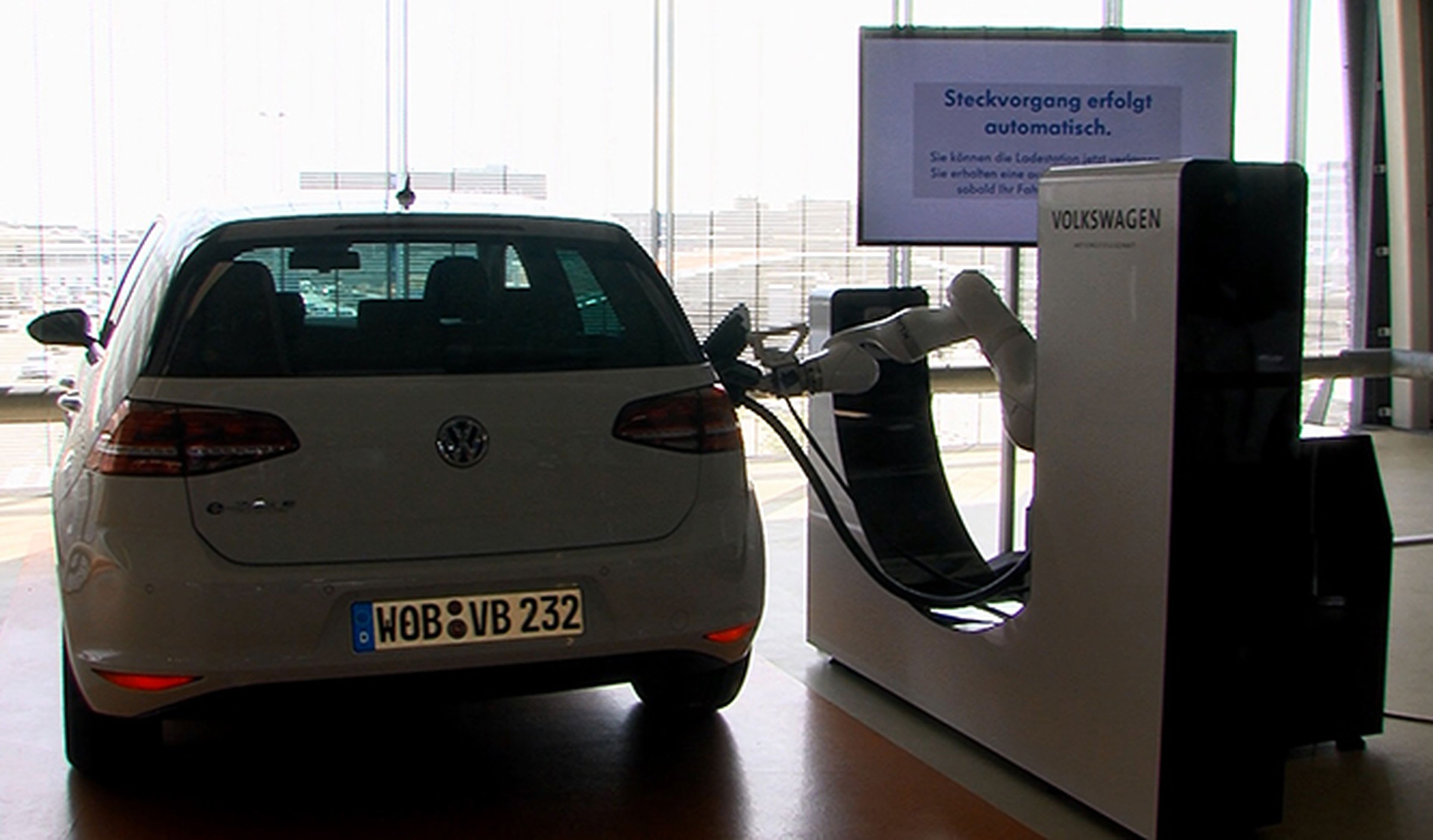 Un robot cargará los vehículos eléctricos de Volkswagen