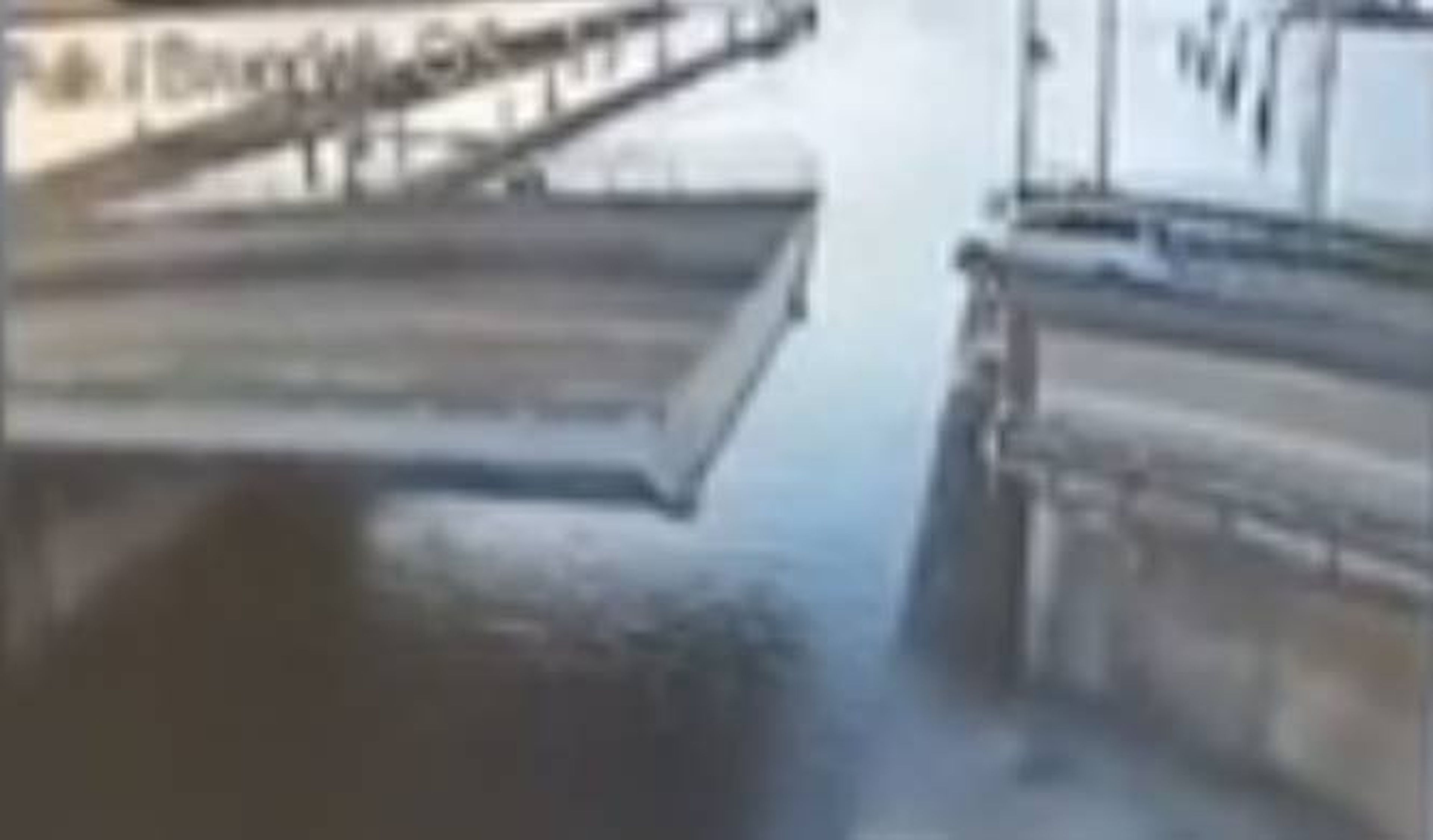 Vídeo: se abre el puente... ¡e intenta saltarlo!
