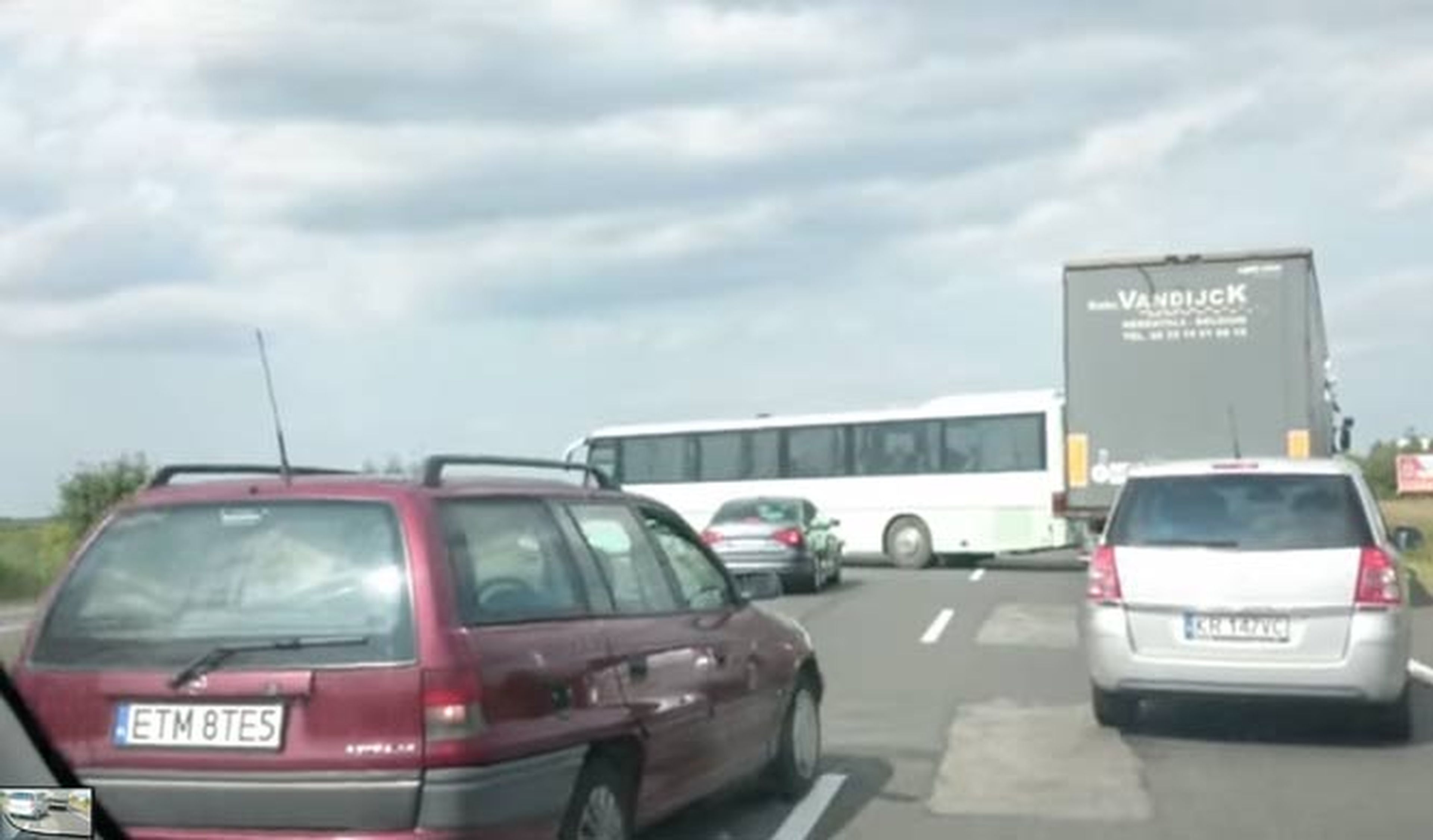 Vídeo: Un autobús da la vuelta en plena autopista