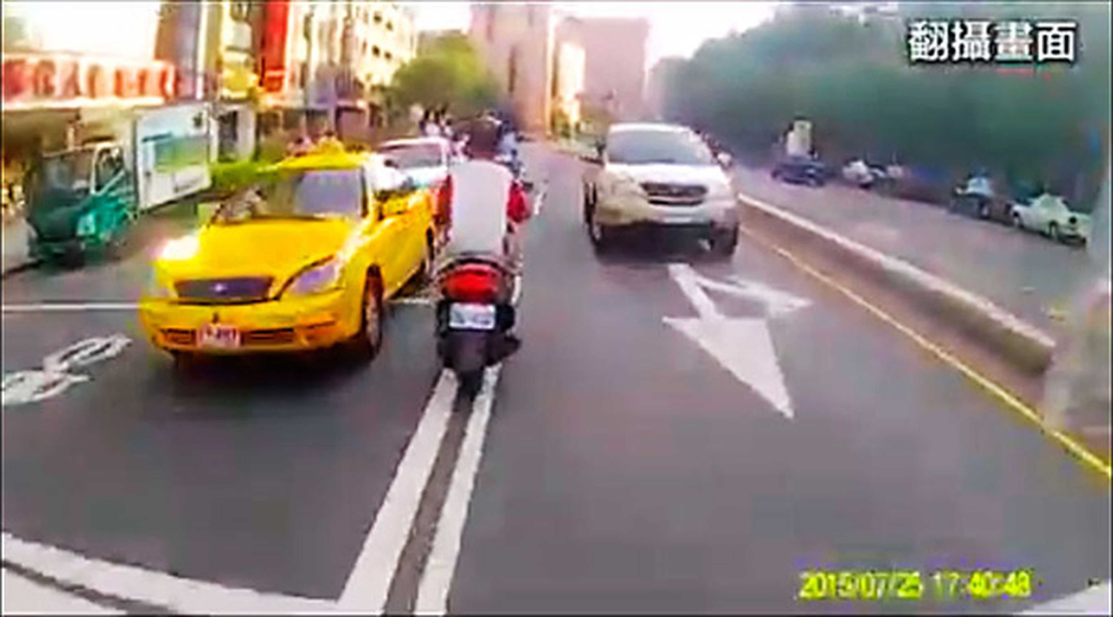 Video: persiguen a un scooter en China ¡De locura !
