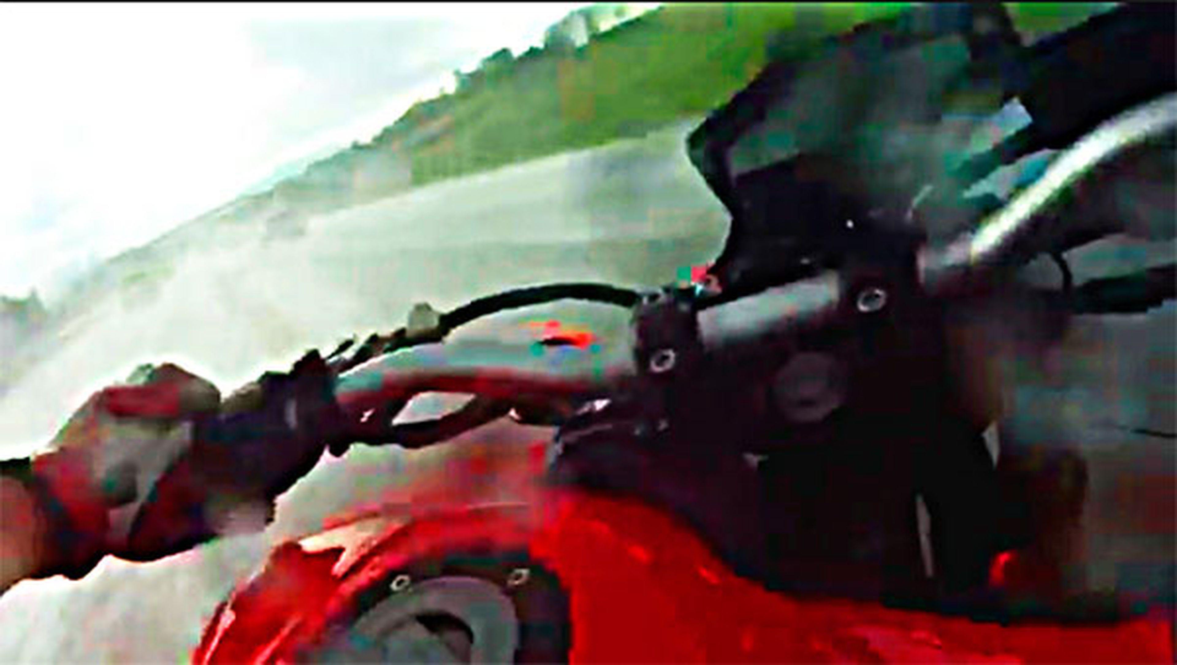 Video: aquaplaning salvaje sobre una moto