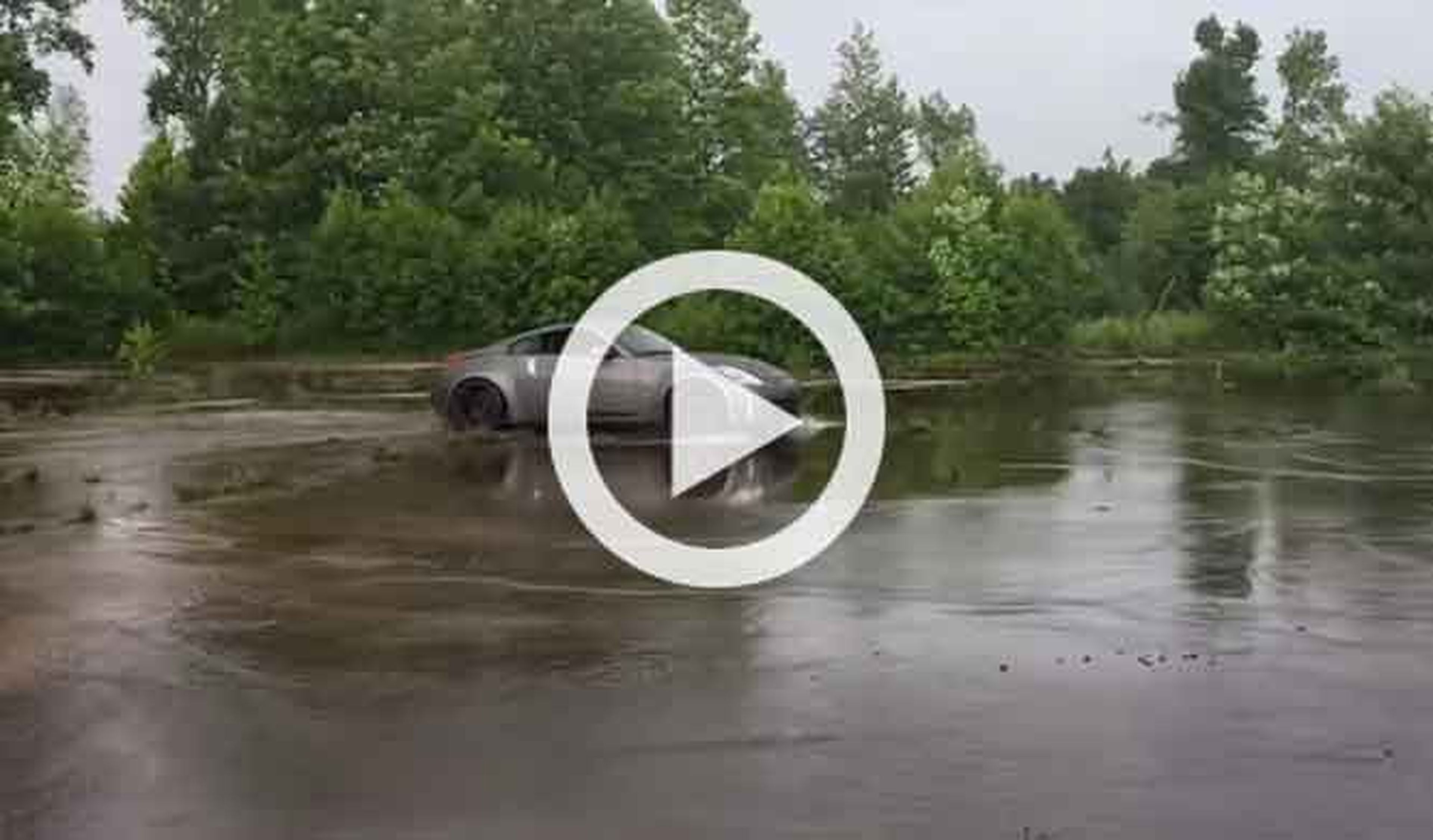'Driftando' con un Nissan 350Z sobre agua
