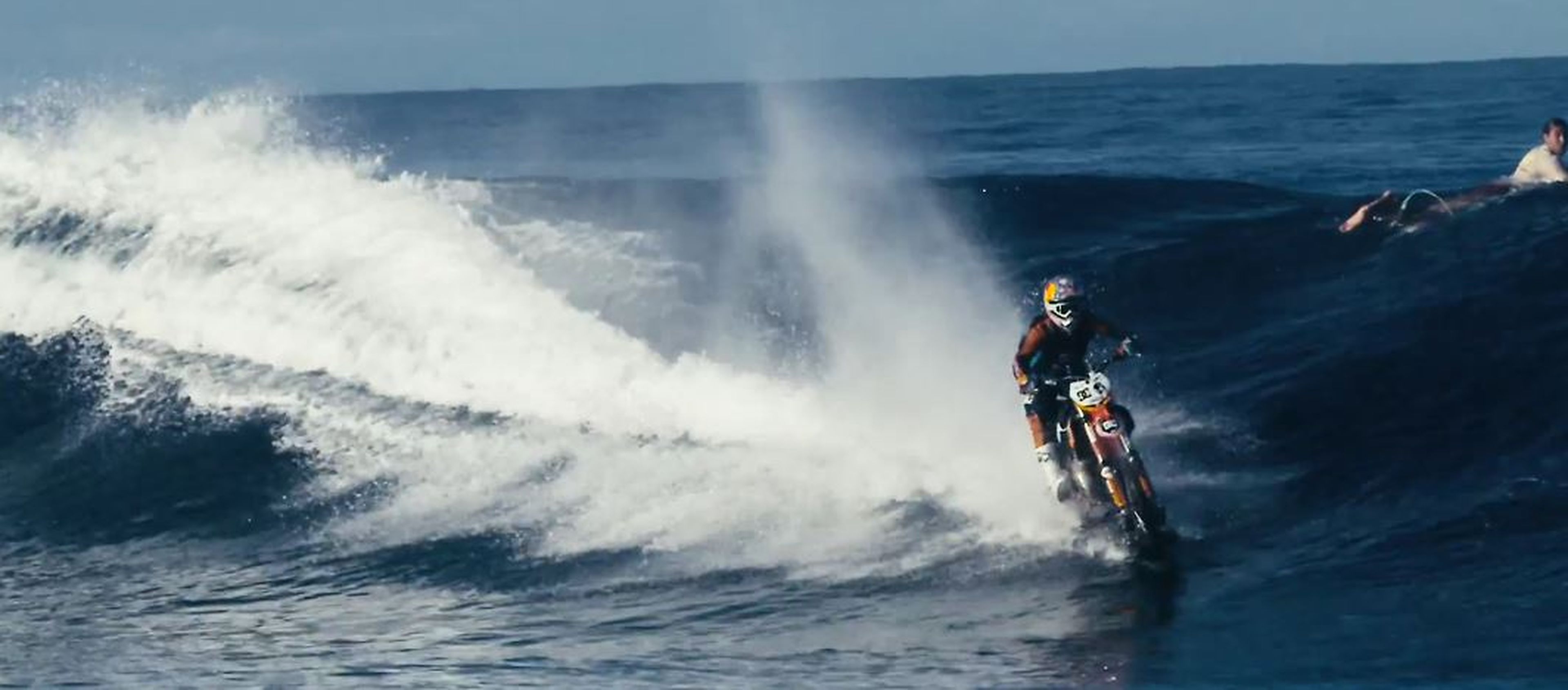 Surf con una moto de cross gracias a Robbie Maddison