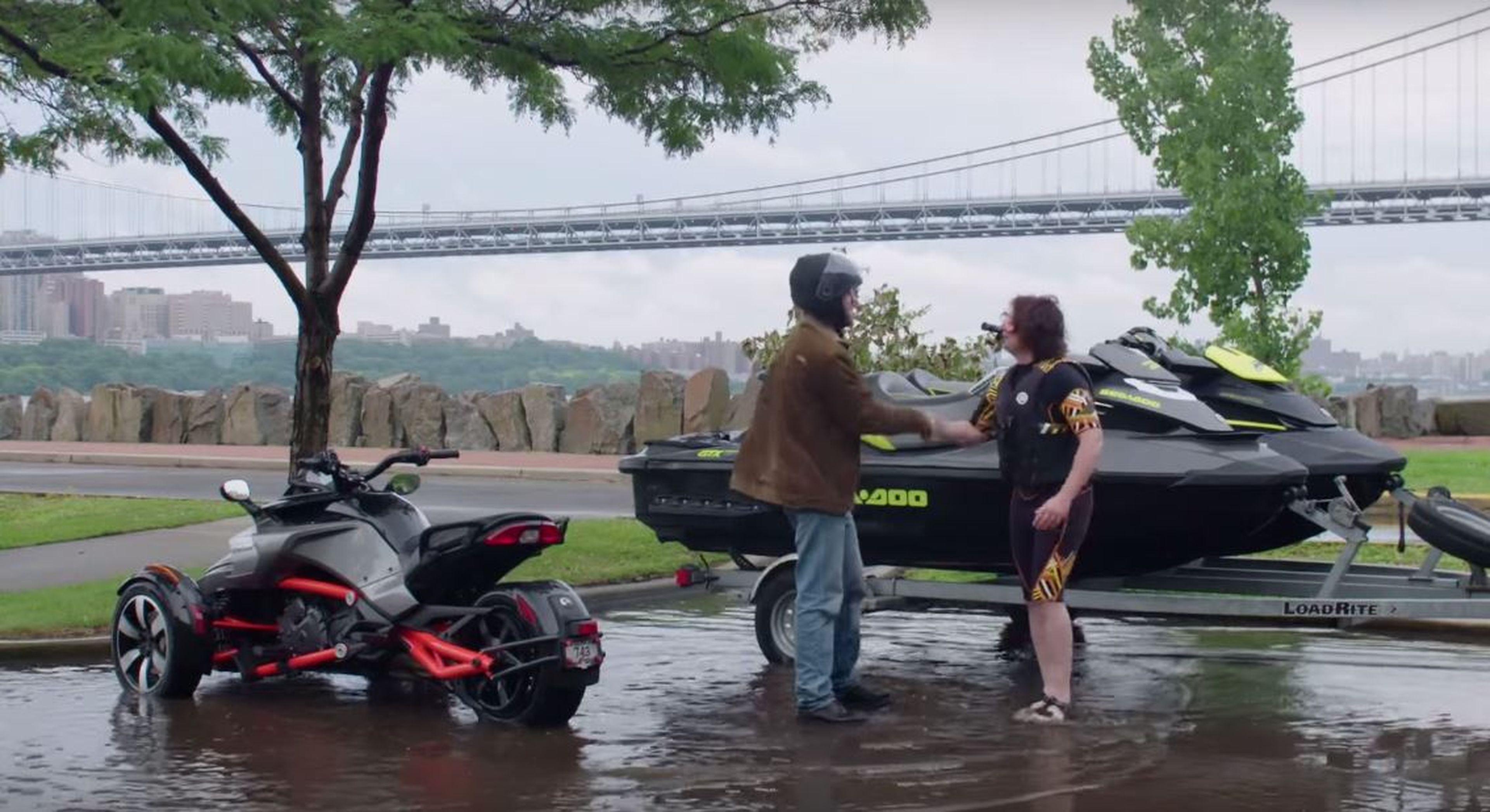 Vídeo: Pique entre un Can-AM Spyder y una moto de agua